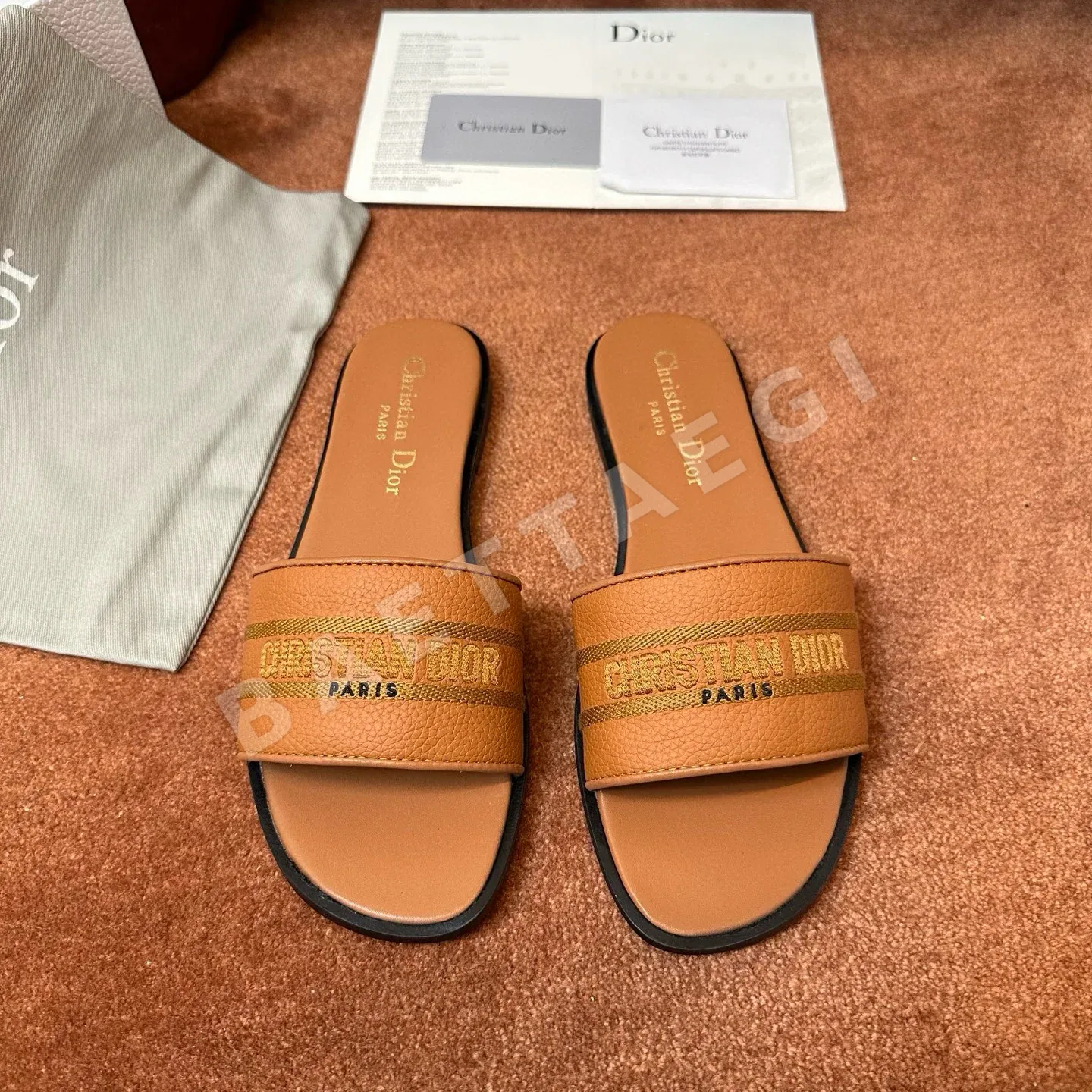 디올 로고 자수 캔버스 플랫 샌들 8647