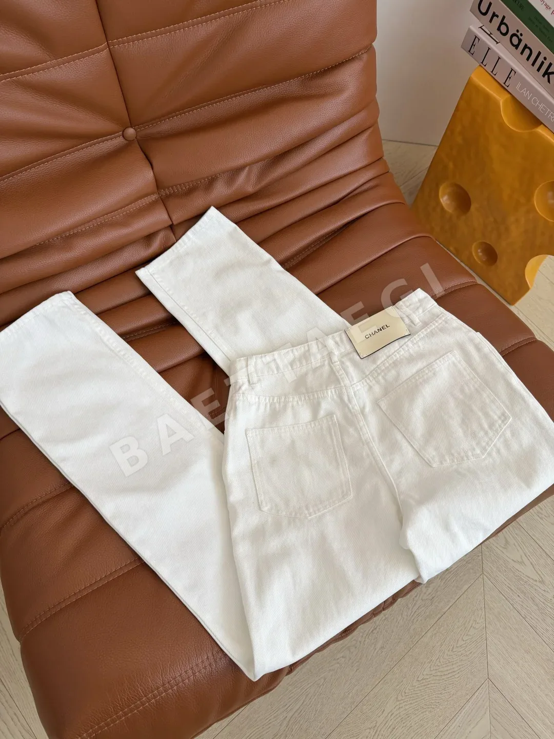 샤넬 화이트 레더 더블 C 메탈 장식 여성 바지 상세 이미지 9
