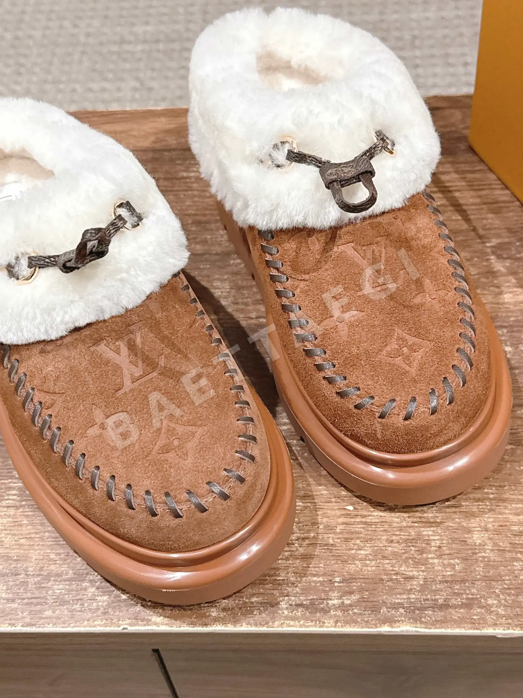 루이비통 모노그램 엠보싱 스웨이드 로퍼 상세 이미지 6
