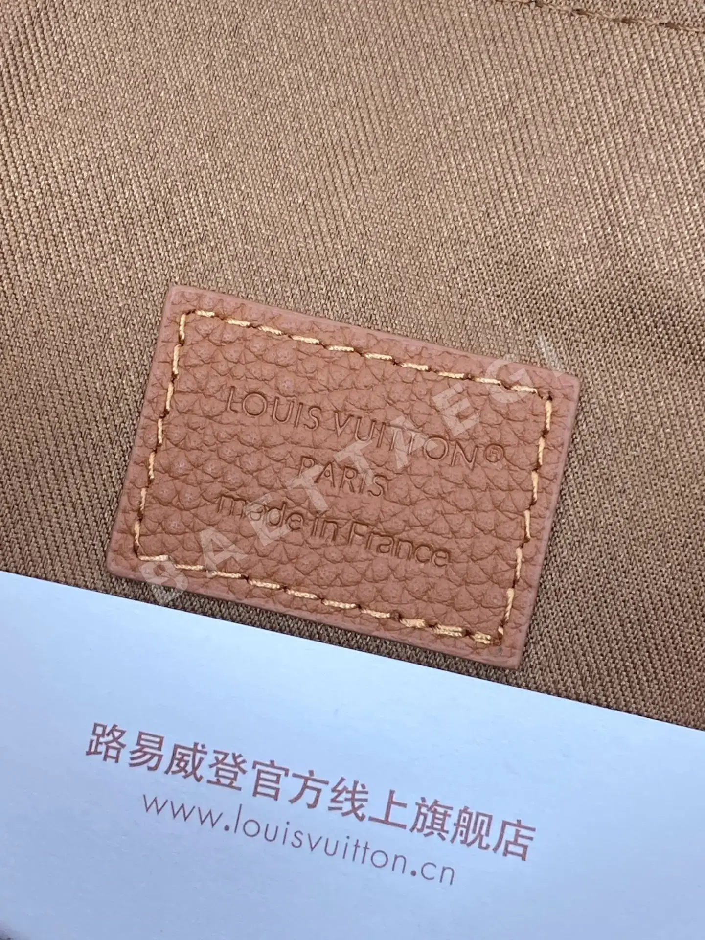 루이비통 엠보싱 로고 탄칩 테이크오프 클러치 M25955 가방 상세 이미지 6