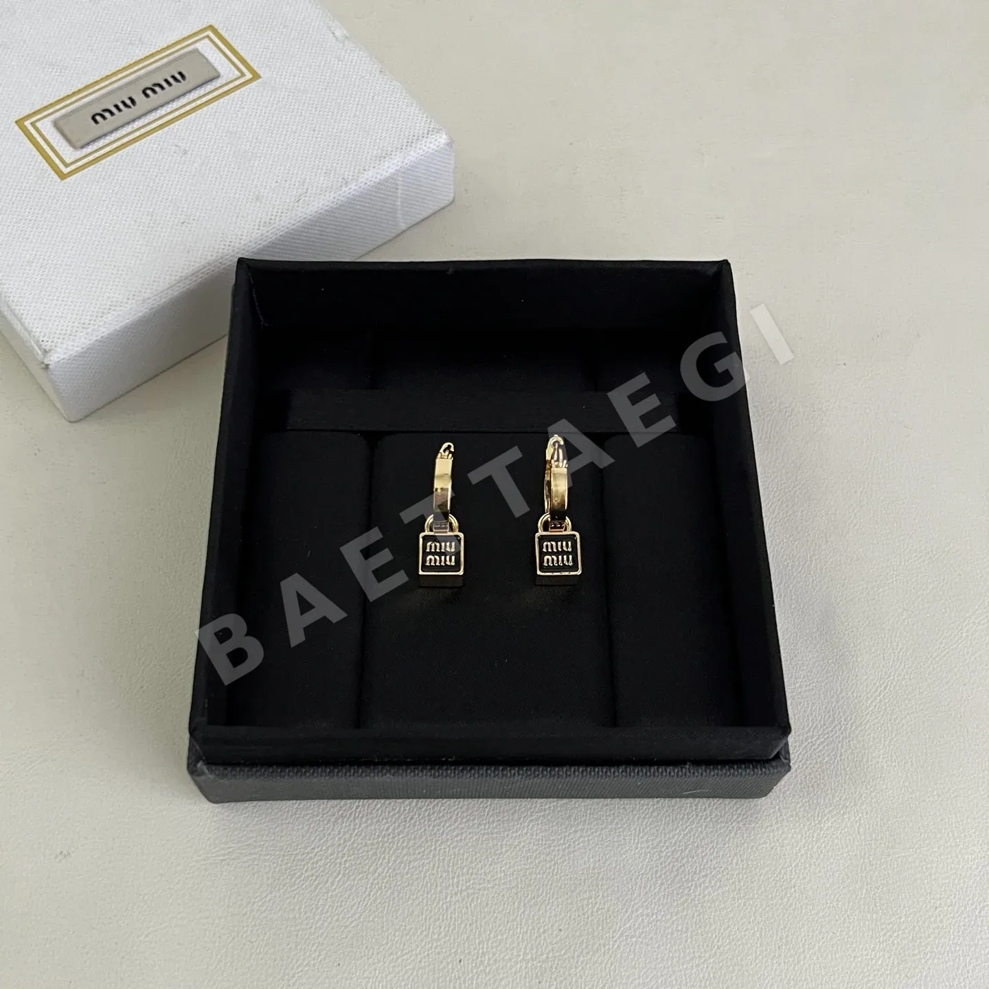 미우미우 섬세한 디자인 귀걸이 60981