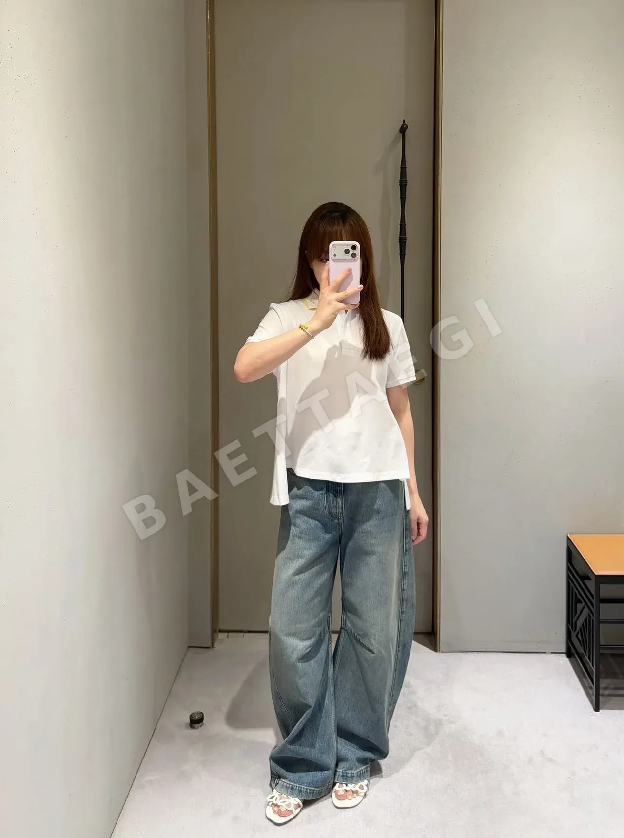 로에베 비대칭 컬러 반팔 티셔츠 상세 이미지 4