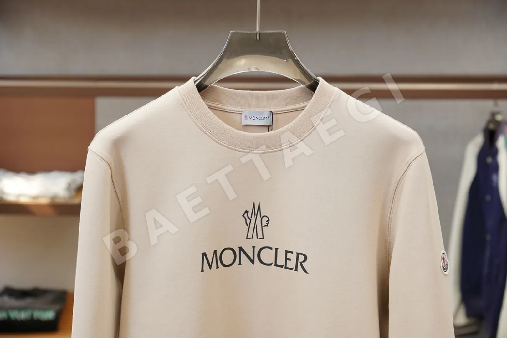 몽클레르 로고 자수 크루넥 스웨트셔츠 1604 상세 이미지 4