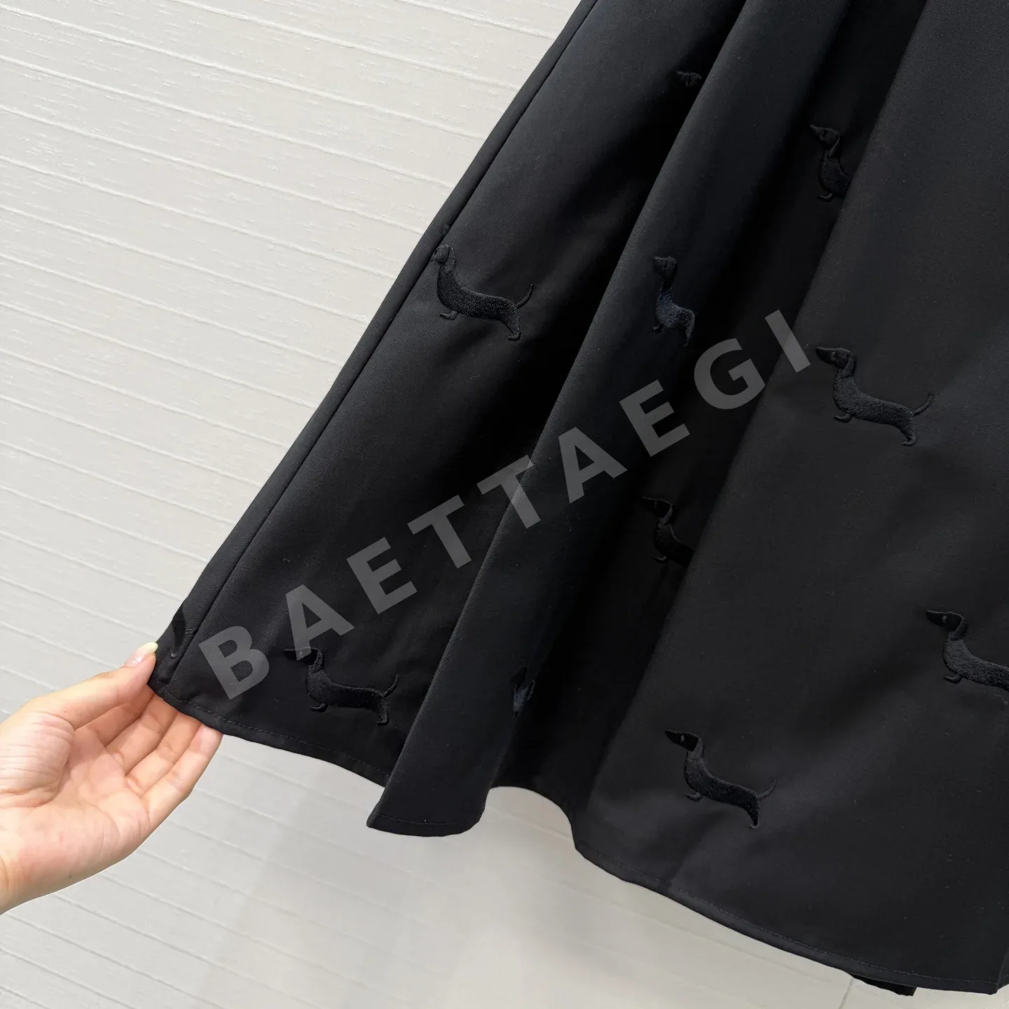 톰브라운 닥스훈트 자수 맥시 스커트 상세 이미지 4