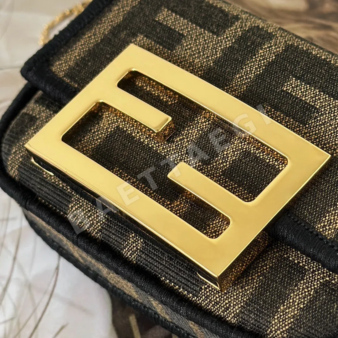 펜디 미니 메탈 모노그램 바게트 백 상세 이미지 6
