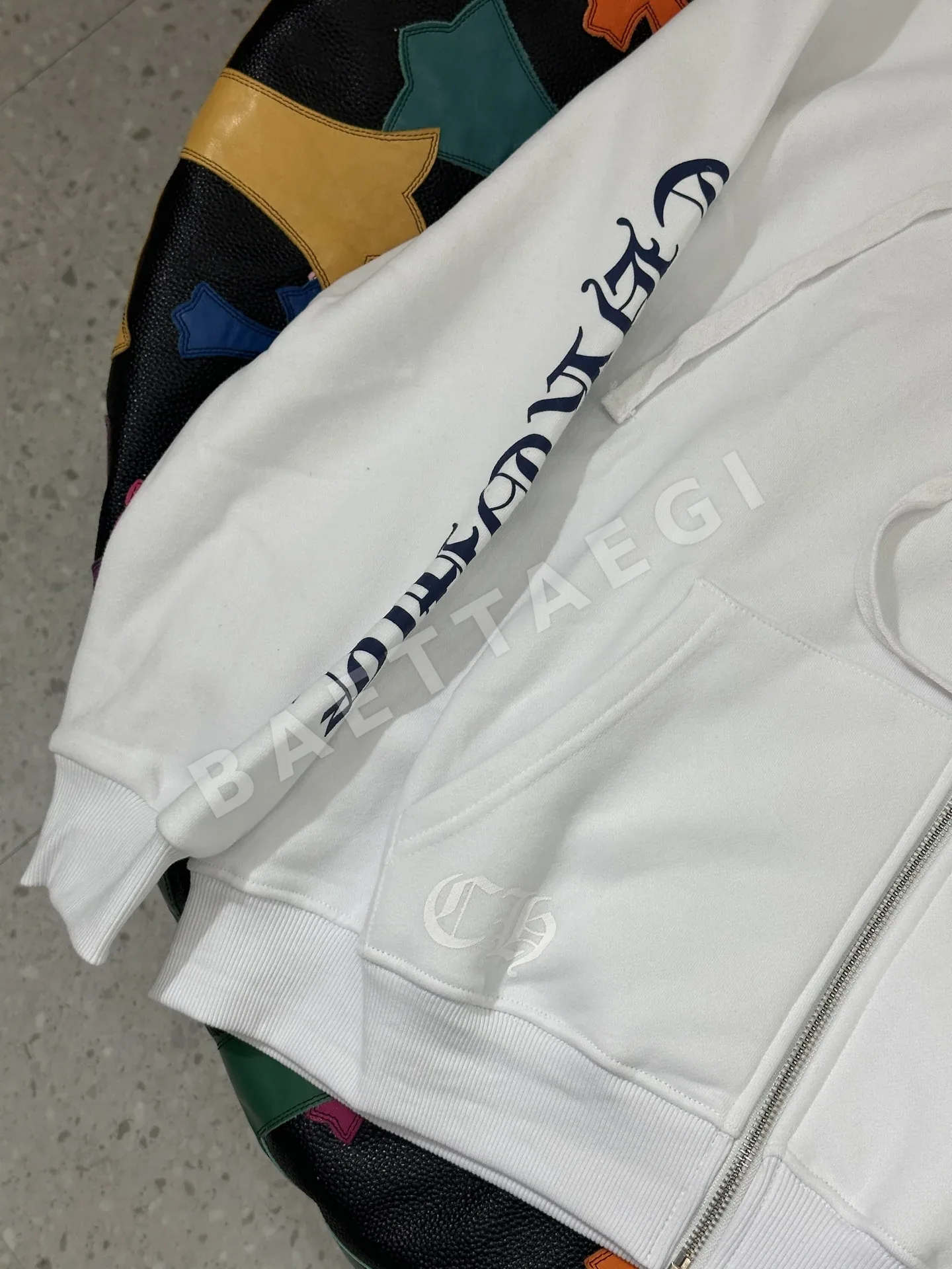 크롬하츠 블루 선스크리트 화이트 지퍼업 후드 상세 이미지 3