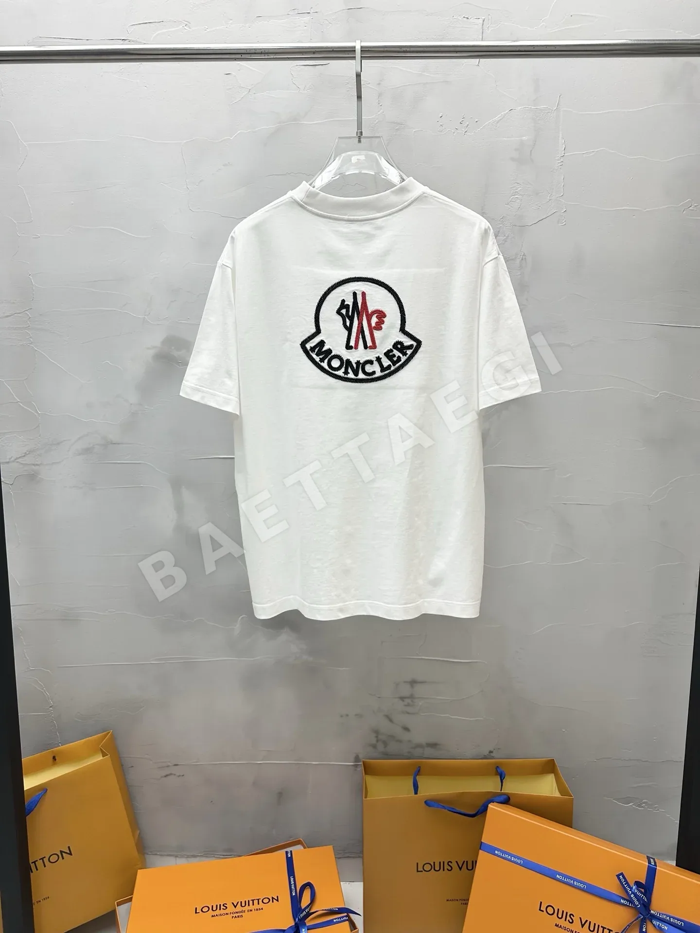 몽클레르 맥주이삭 자수 코튼 반팔 티셔츠 상세 이미지 9