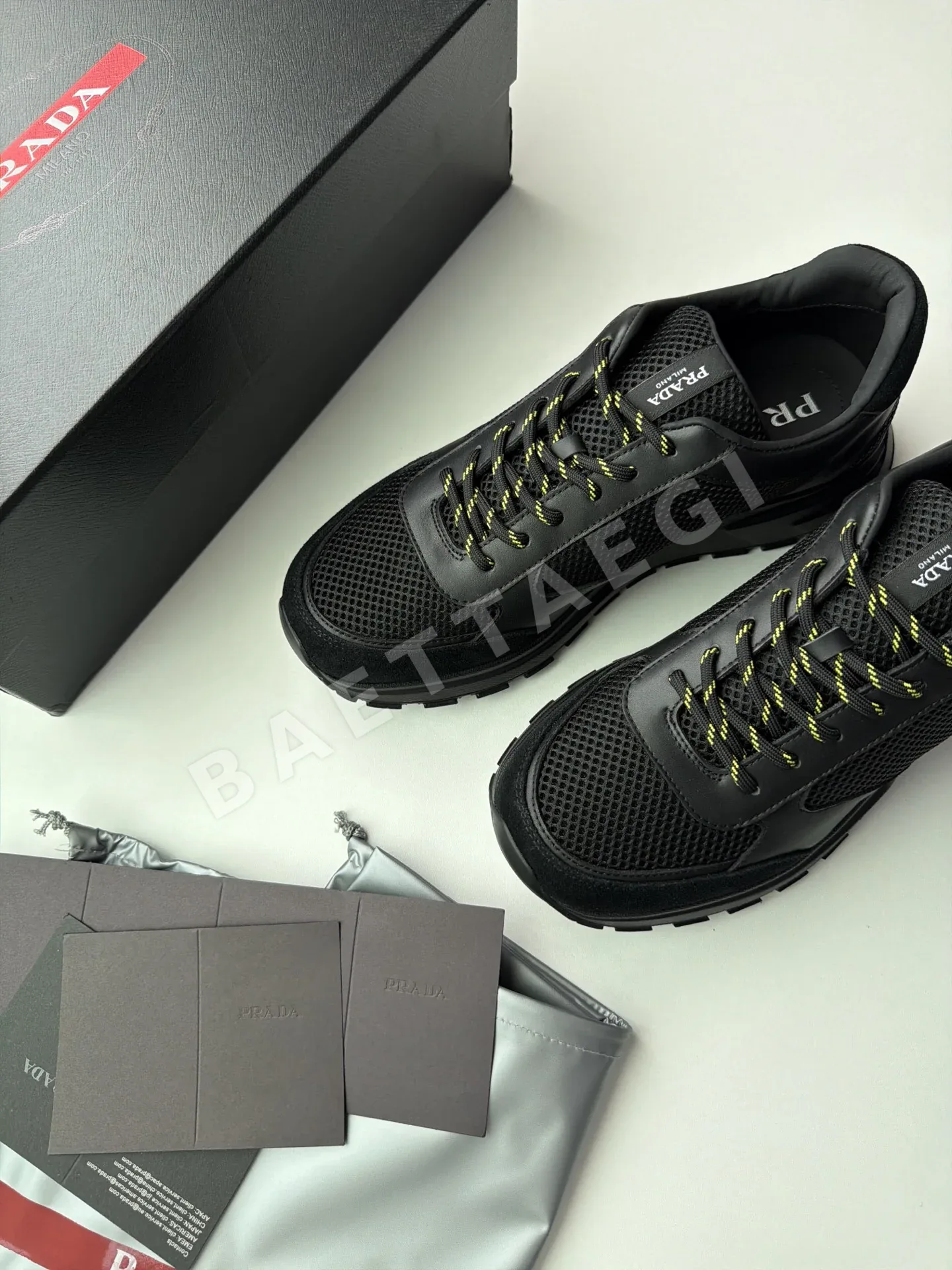 프라다 로고 장식 스니커즈 상세 이미지 10