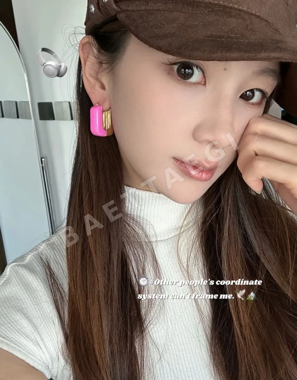 미우미우 에나멜 컬러 메탈 스퀘어 레터 스터드 귀걸이 상세 이미지 9