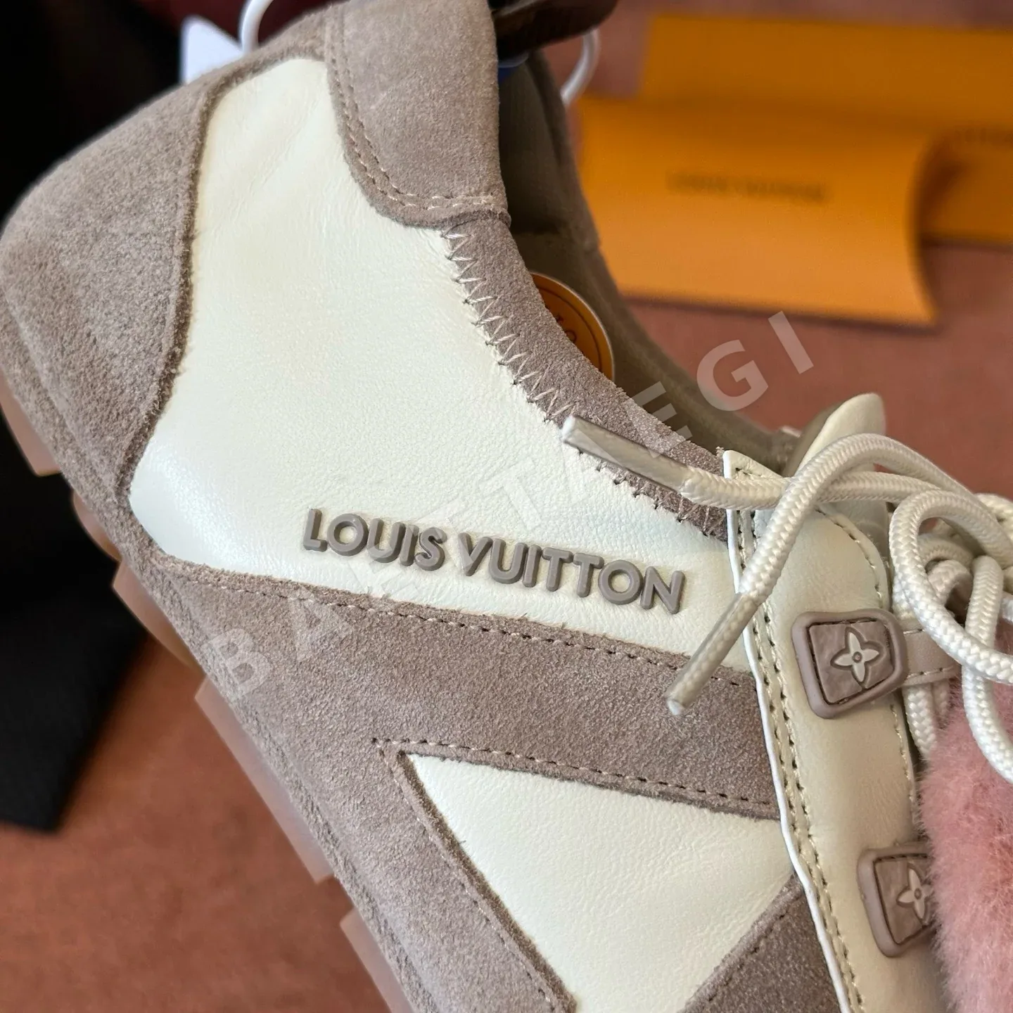 루이비통 스니커즈 램스킨 측면 LV 로고 상세 이미지 5