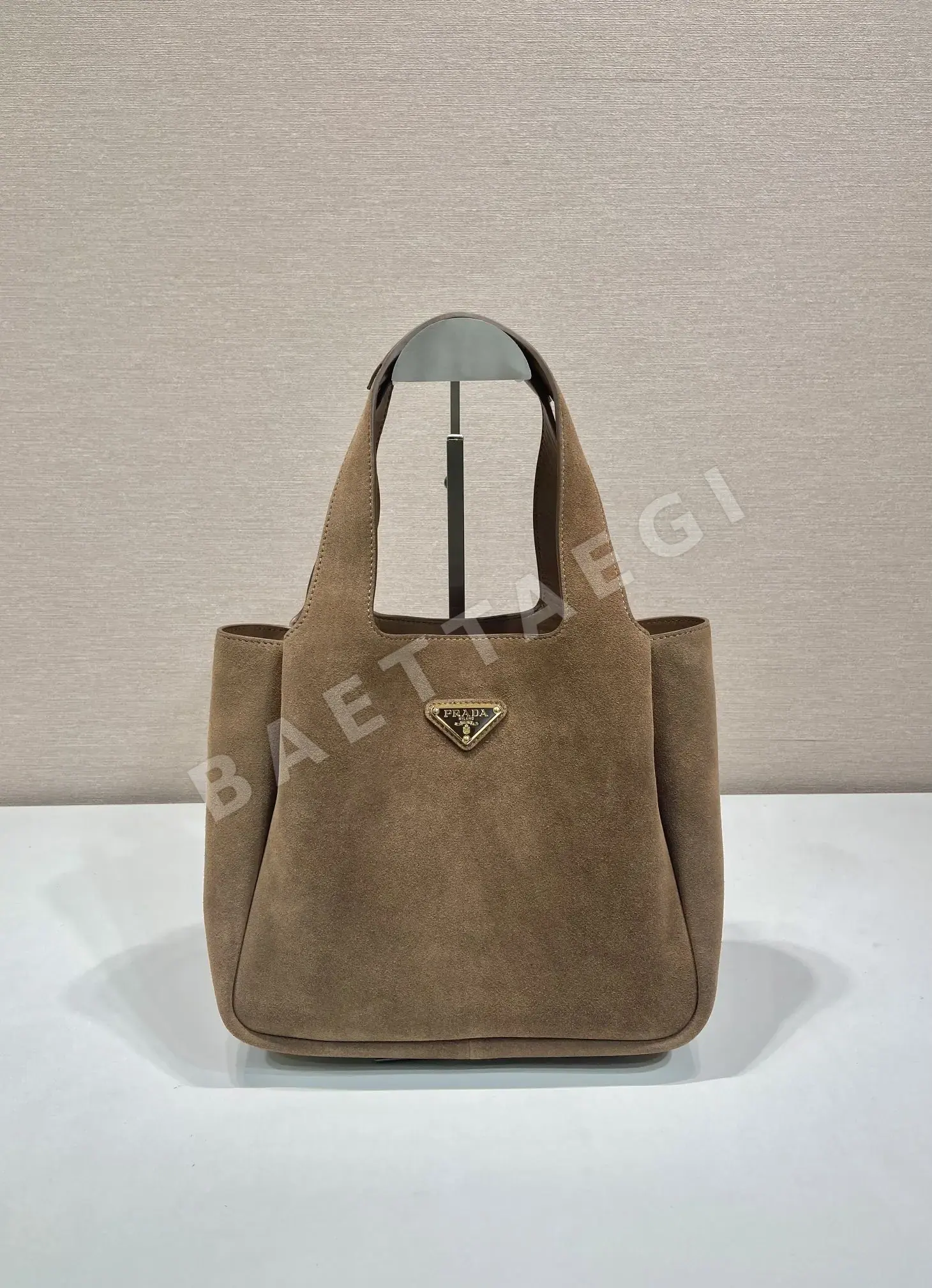 프라다 스웨이드 바스켓 버킷백 1BG335