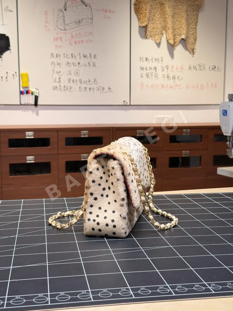 샤넬 26a 뚜껑 물방울 패턴 가방 상세 이미지 3