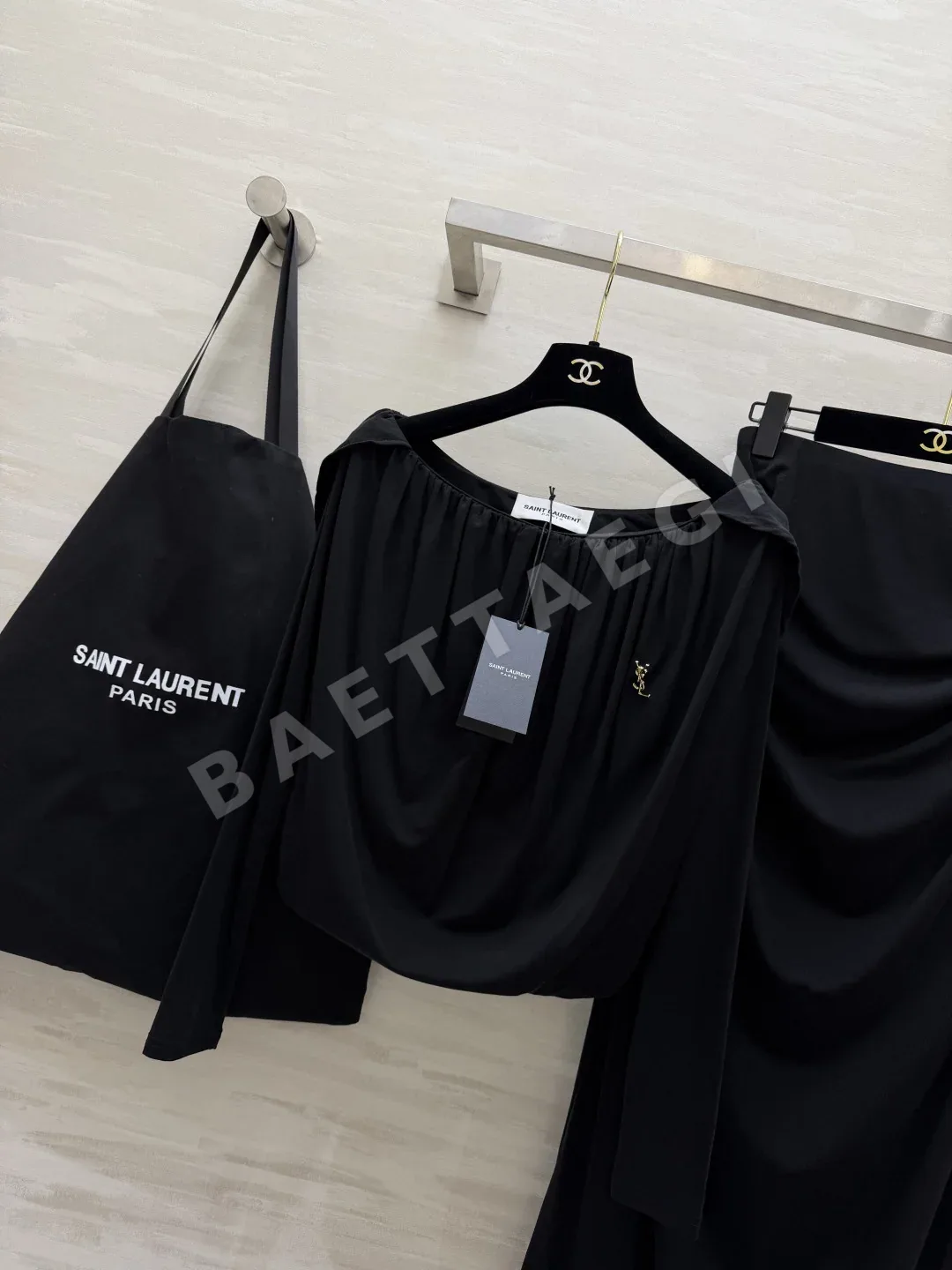 생로랑 여성 루즈핏 반팔 티셔츠 상세 이미지 2