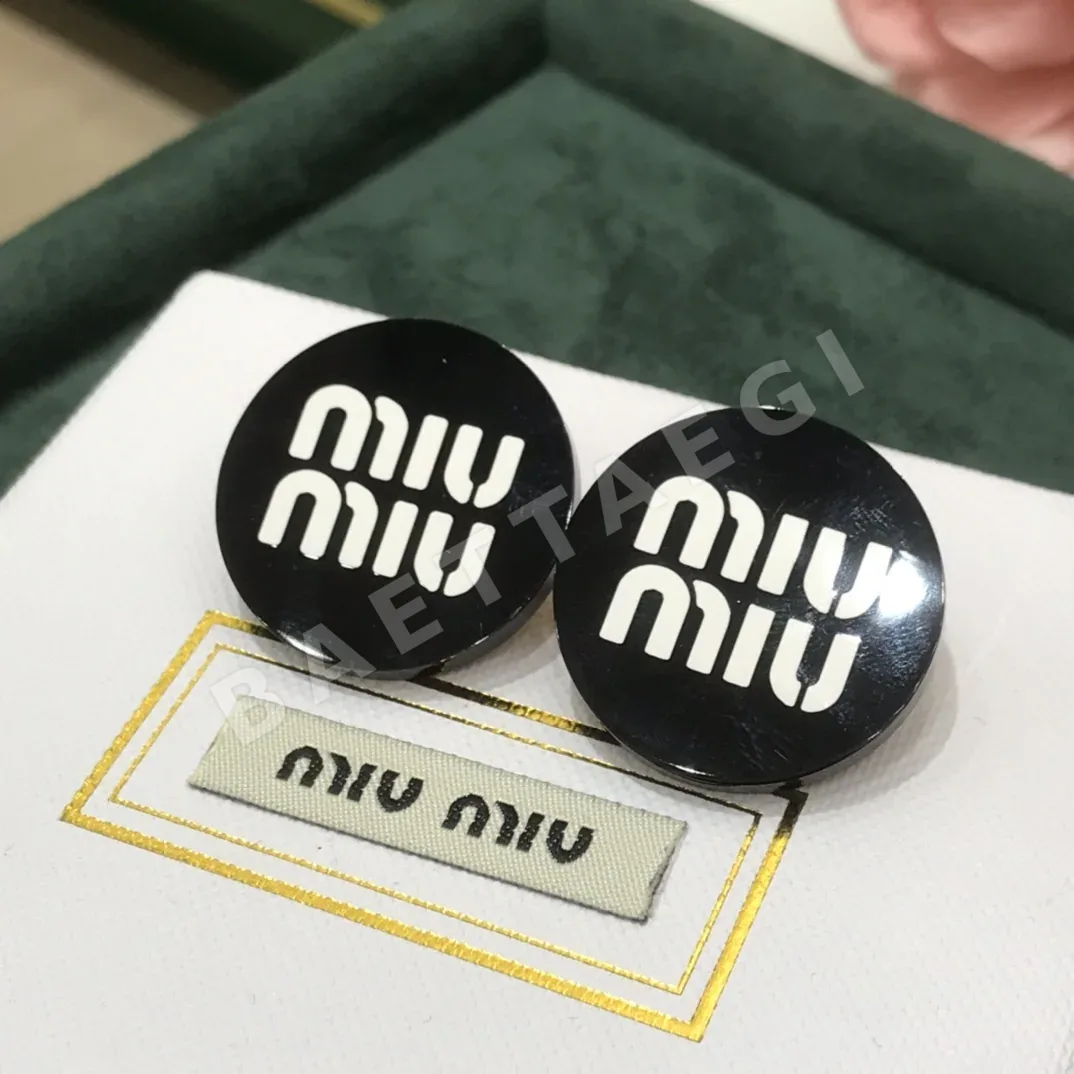 미우미우 블랙 라운드 클립 귀걸이 상세 이미지 6