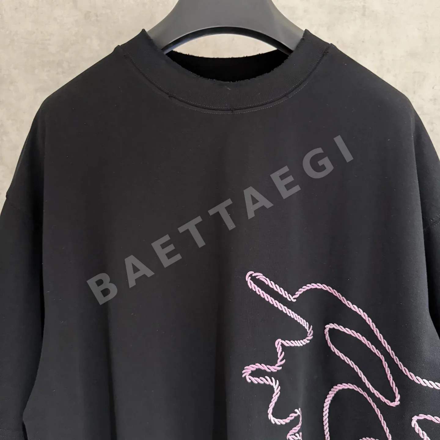 버버리 UV 변화 자수 남성 반팔 티셔츠 상세 이미지 4