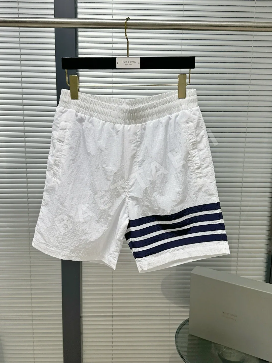 톰브라운 나일론 체크 메시 안감 4바 스트라이프 남성 반바지 상세 이미지 3