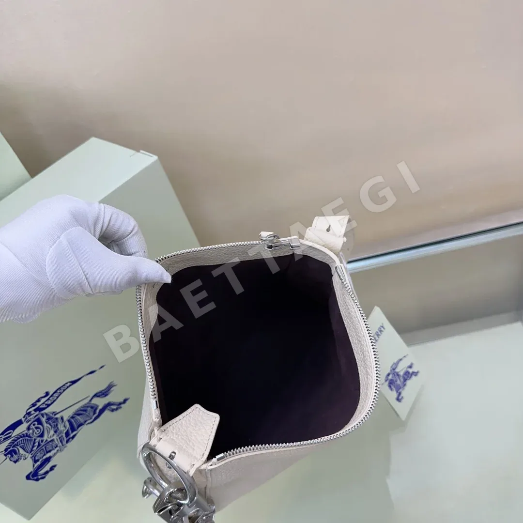 버버리 나이트 워리어 가죽 백 상세 이미지 6