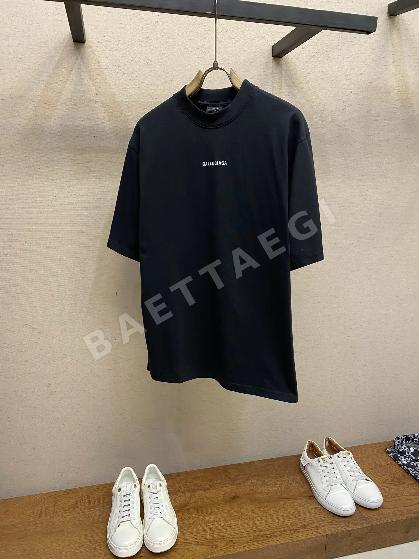 발렌시아가 자수 크루넥 반팔 티셔츠