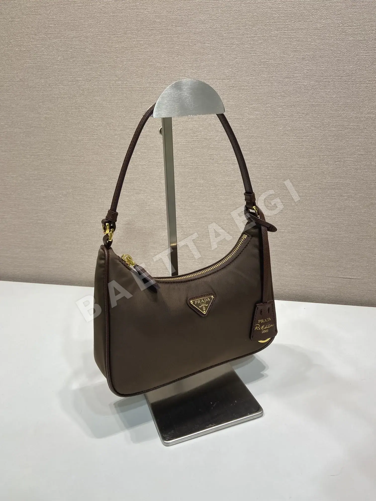 프라다 1N204 M 골드장식 나일론 호보백 상세 이미지 3