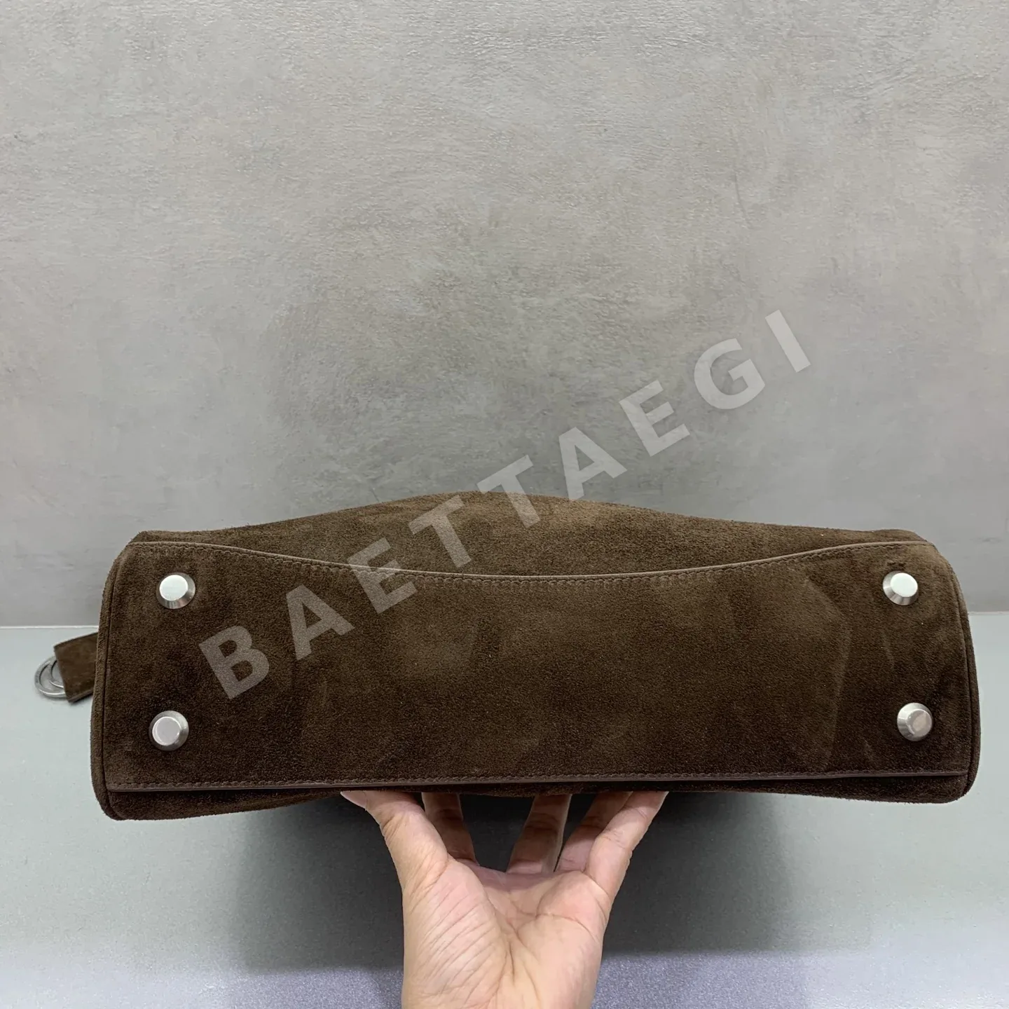 발렌시아가 러브 라운텐 미디움 다크 브라운 가방 상세 이미지 4