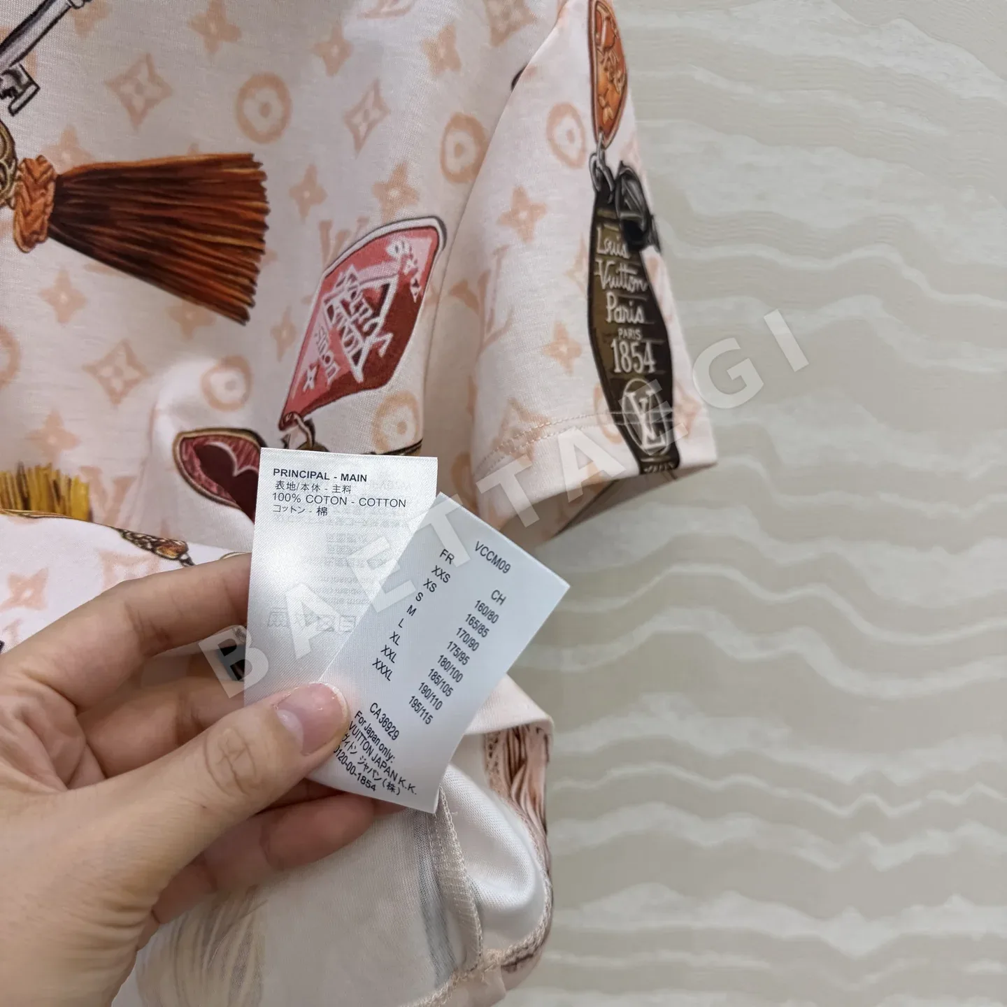 루이비통 모노그램 프린트 크롭 코튼 반팔 티셔츠 상세 이미지 8