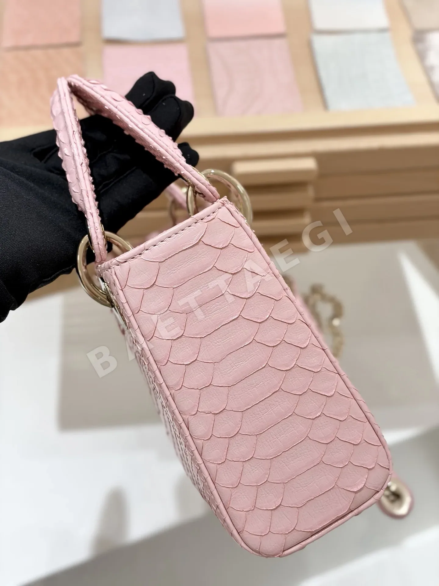 디올 스네이크스킨 베리 파우더 가방 상세 이미지 5