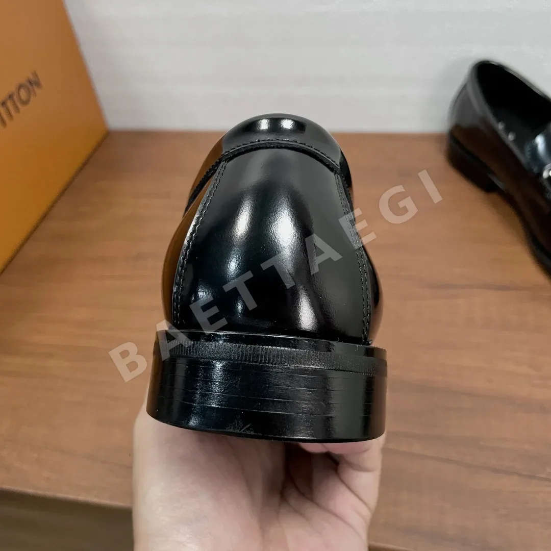 루이비통 메이저 로퍼 남성 가죽 LV 모노그램 스트랩 상세 이미지 5