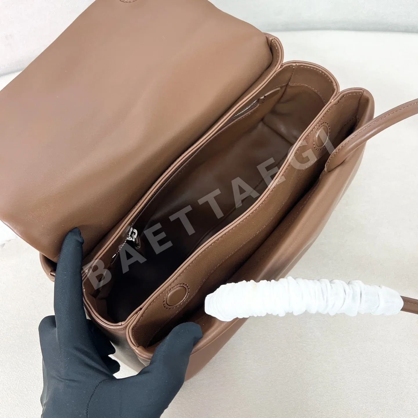 프라다 뉴패시지 미디엄 핸드백 가죽 숄더백 1BA495 상세 이미지 8