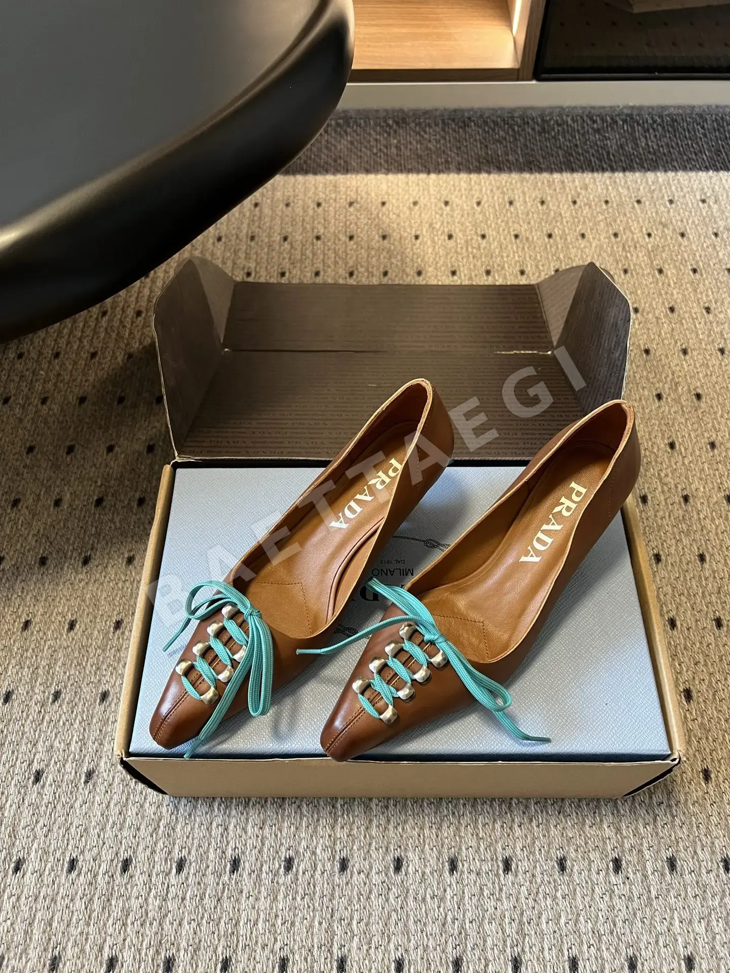 프라다 메탈 버클 리본 포인티드토 키튼힐 5.5 cm 상세 이미지 2