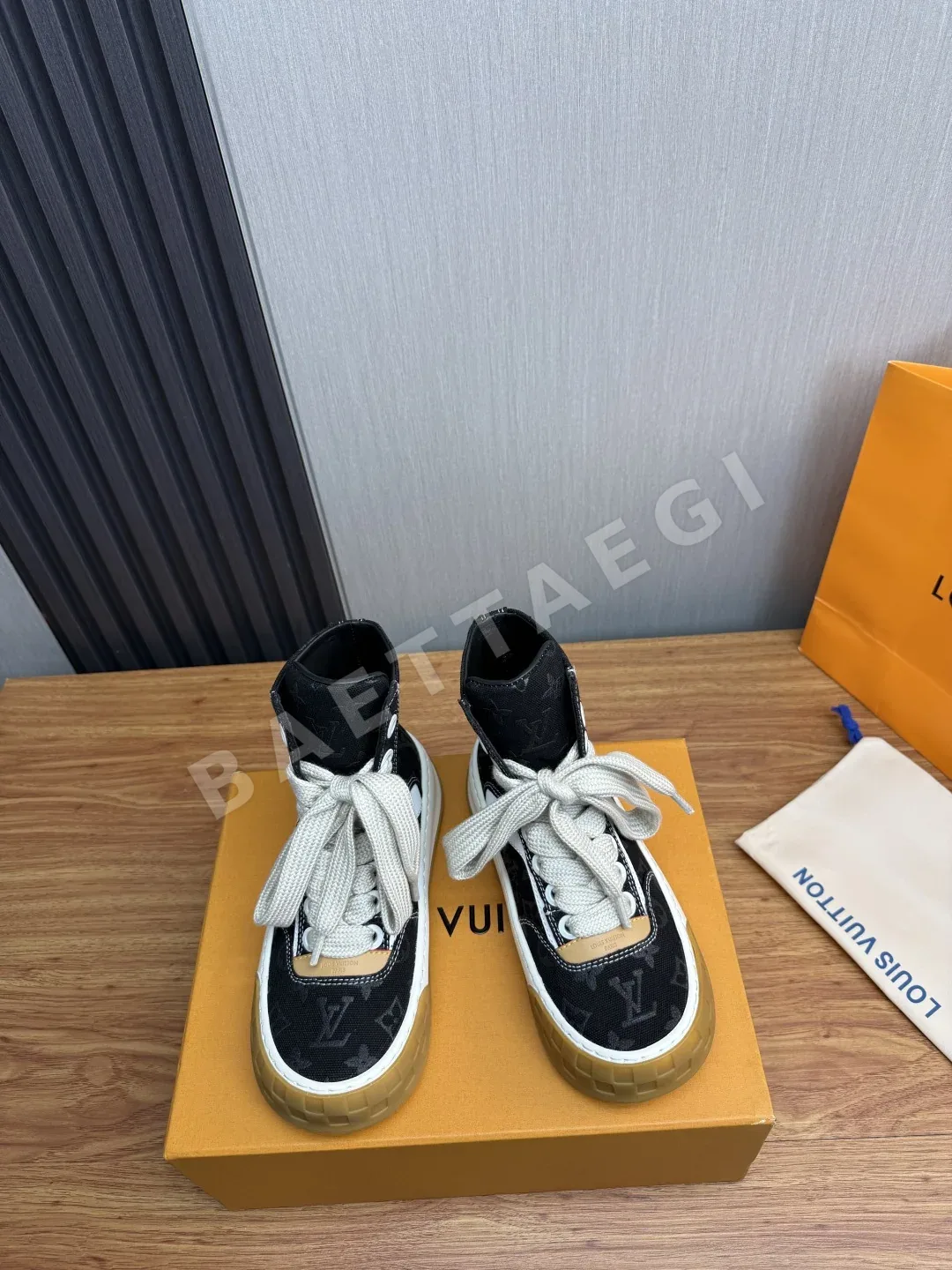 루이비통 틸티드 하이탑 스니커즈 상세 이미지 2