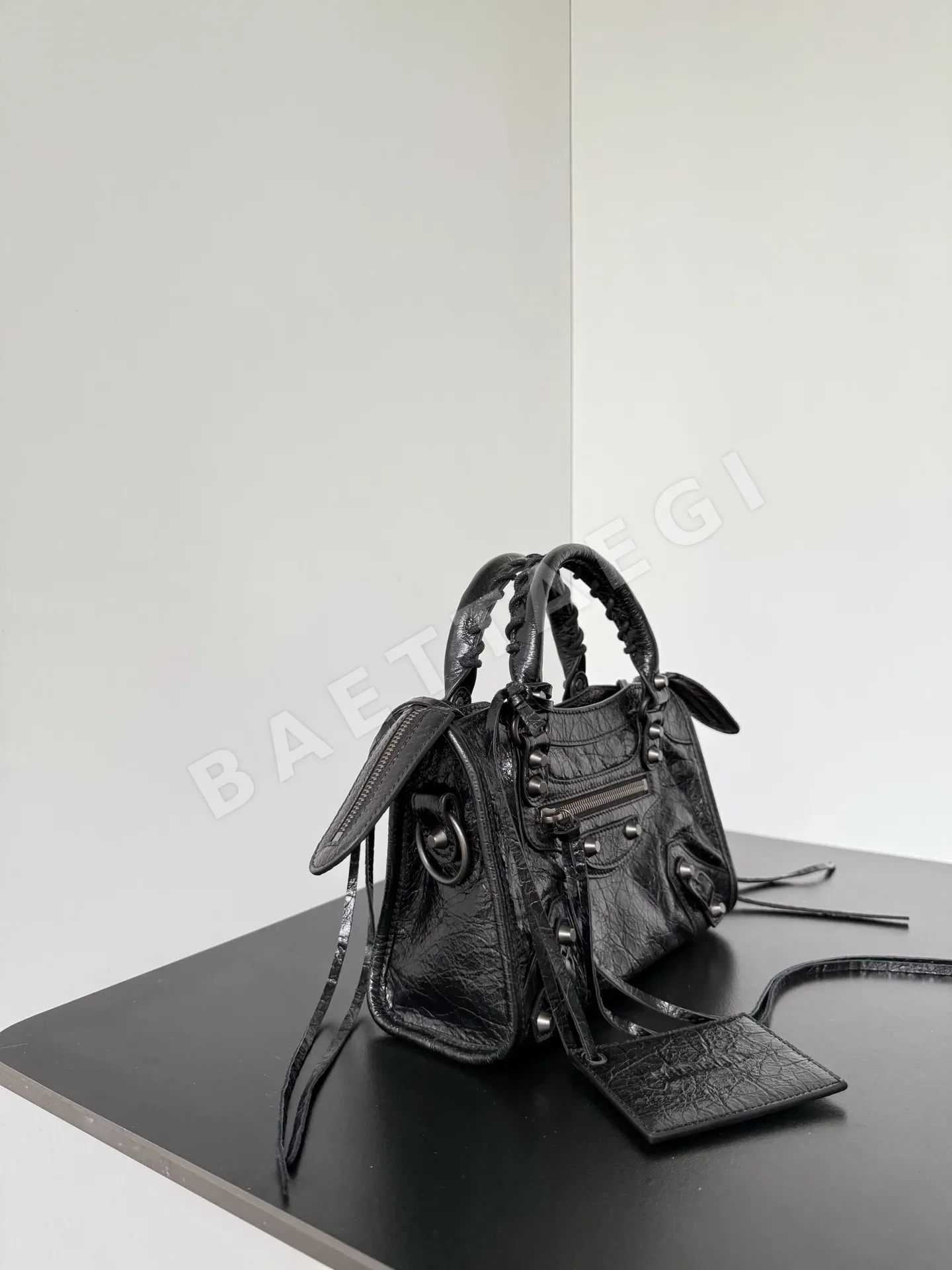 발렌시아가 가죽 숄더백 상세 이미지 3