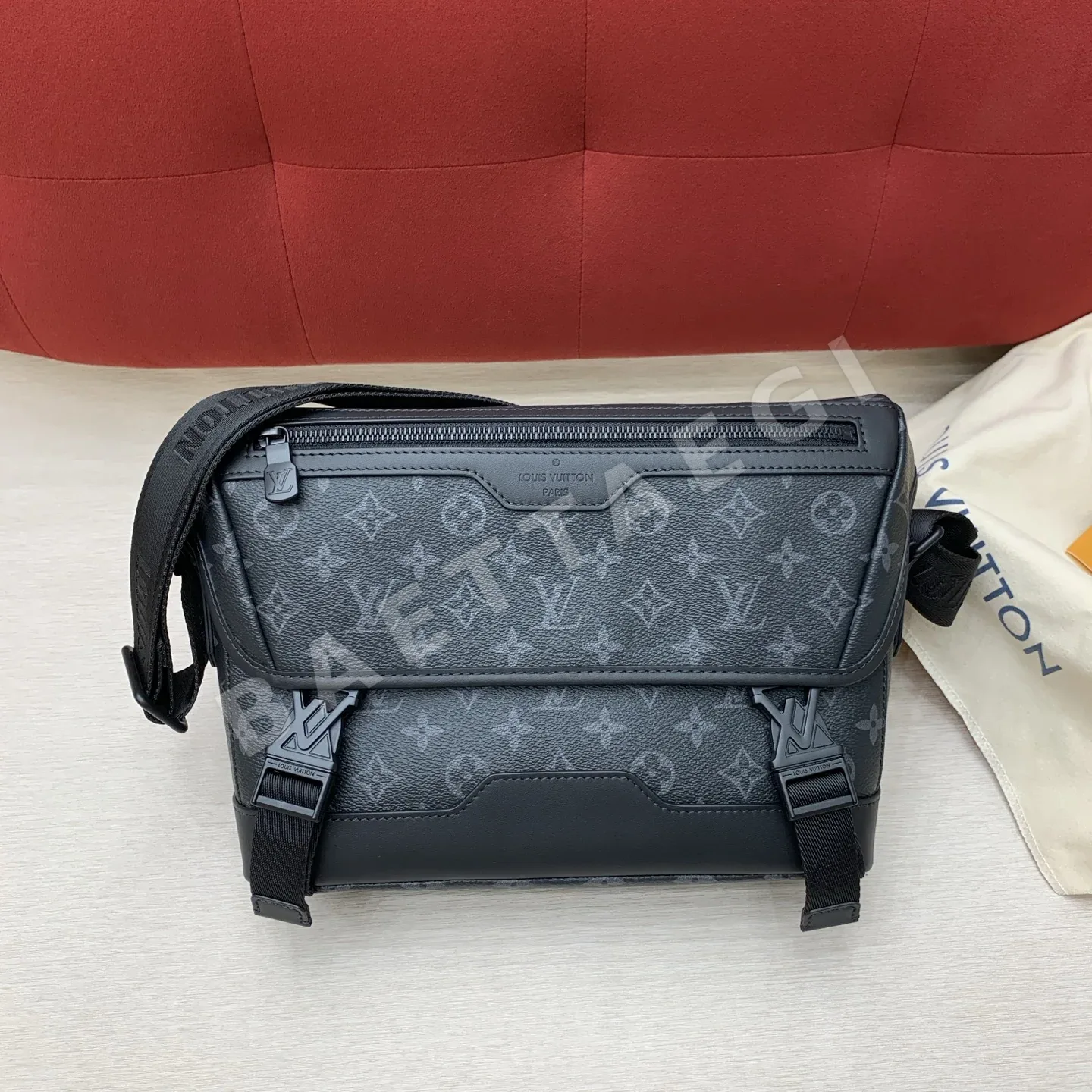 루이비통 로니 블랙 플라워 포스트맨 가방 M12517