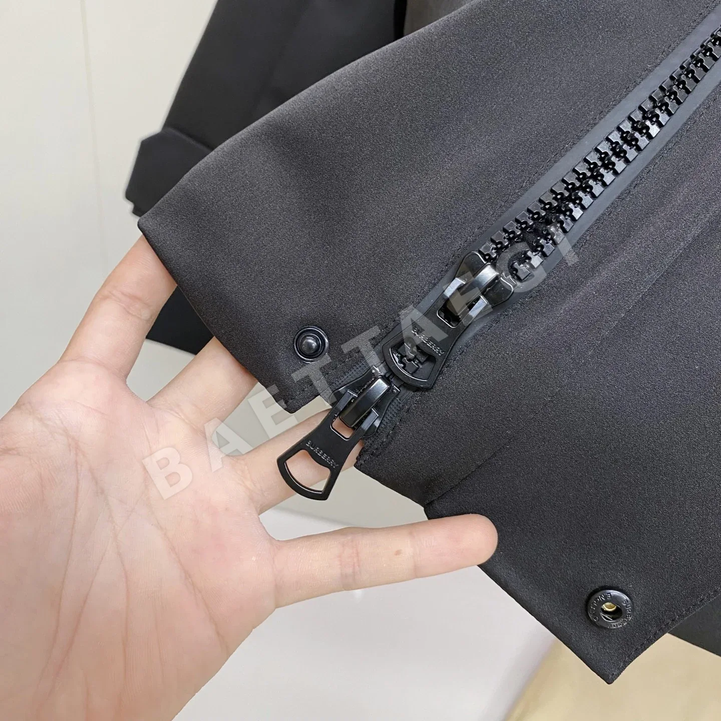 버버리 남성 거위털 패딩 점퍼 상세 이미지 9