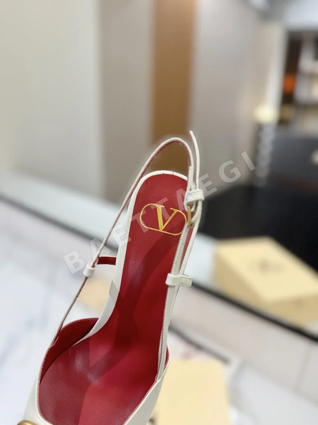 발렌티노 V 버클 뾰족코 샌들 상세 이미지 7