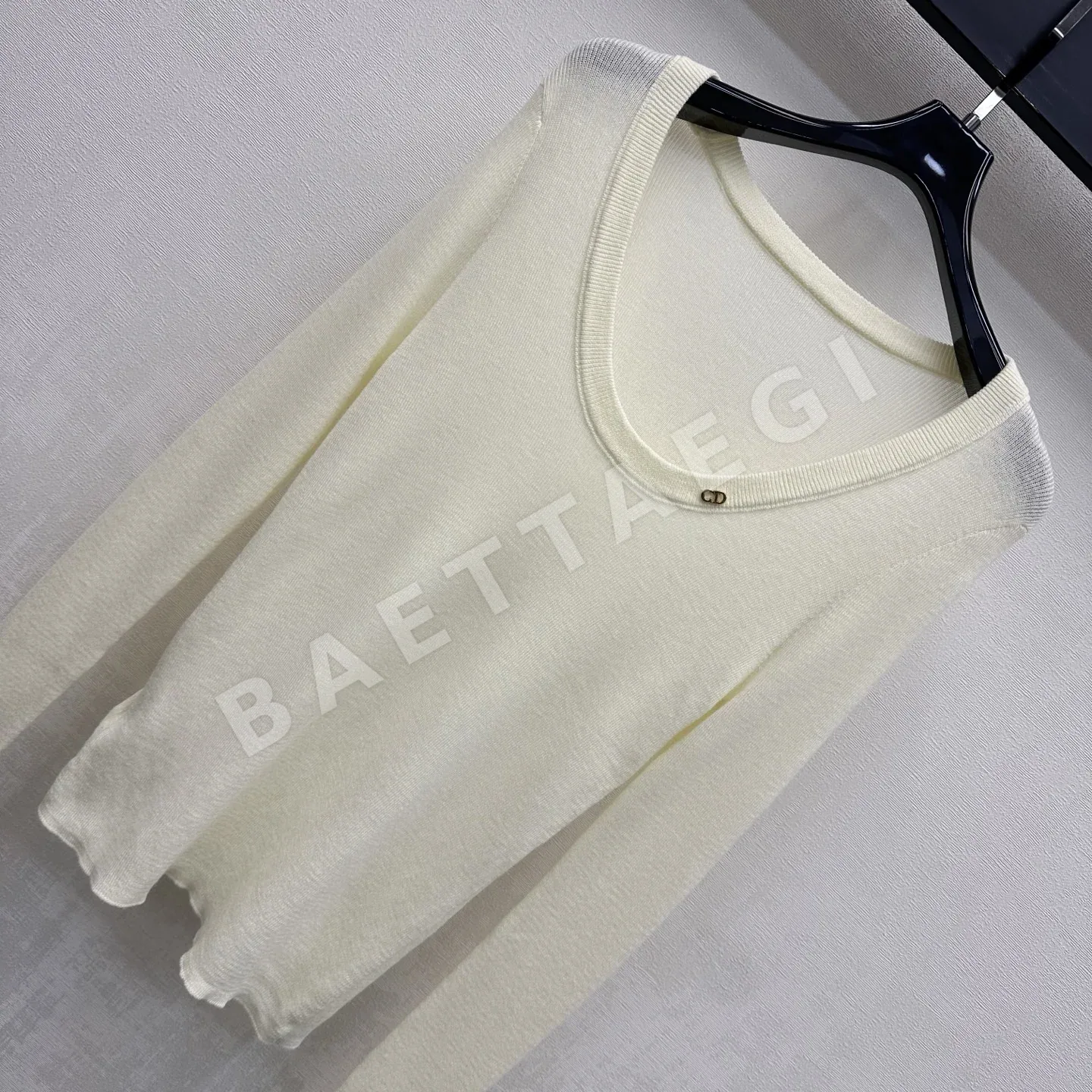 디올 U넥 메탈 로고 니트 탑 상세 이미지 2