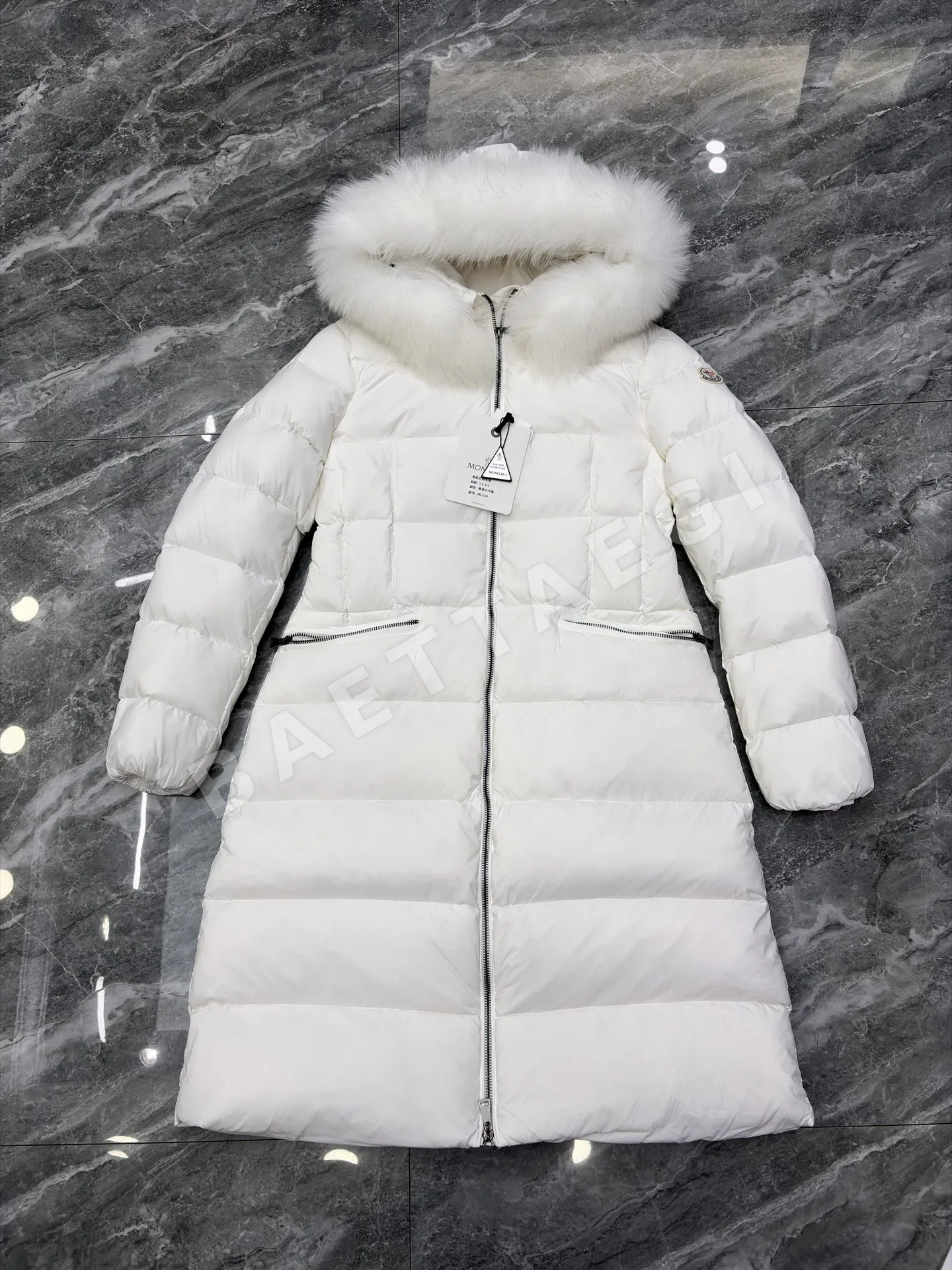 몽클레르 여성 후드 슬림핏 다운 패딩 상세 이미지 2