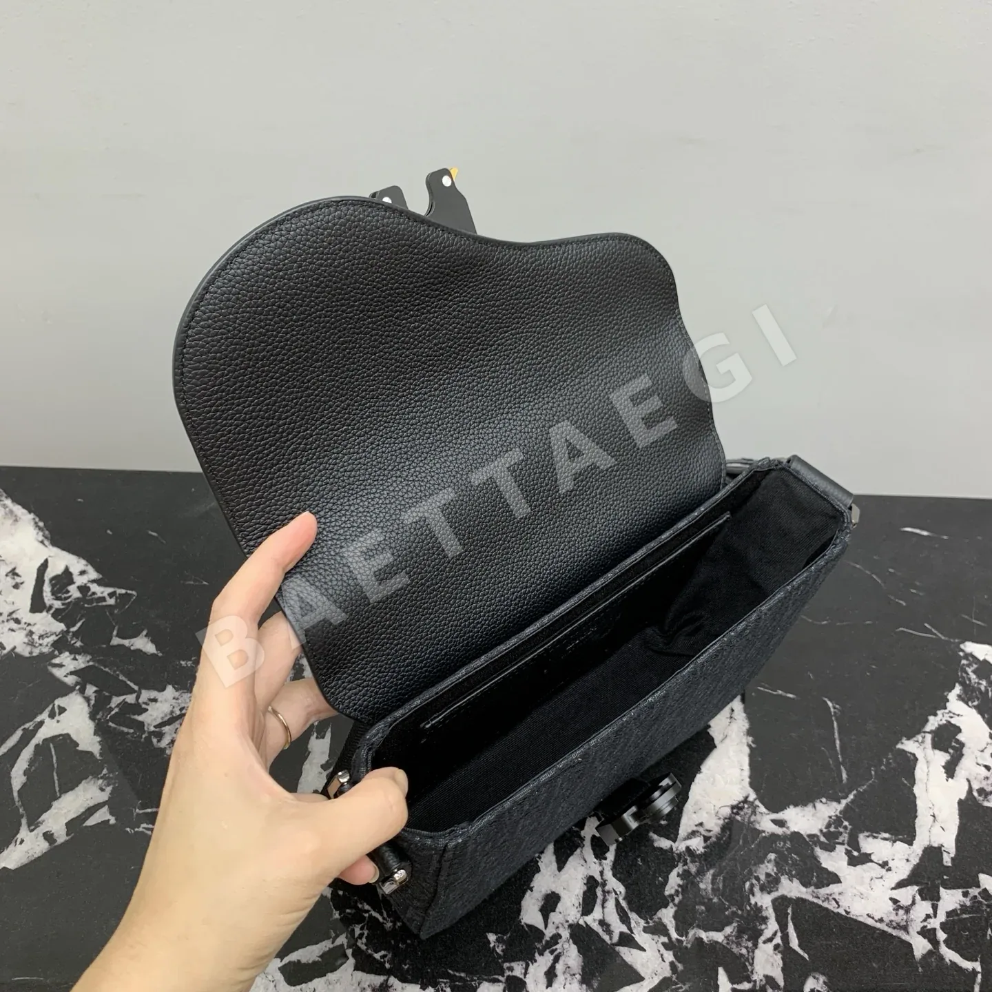 디올 Saddle 새들 스몰 플랩 스트랩백 상세 이미지 8