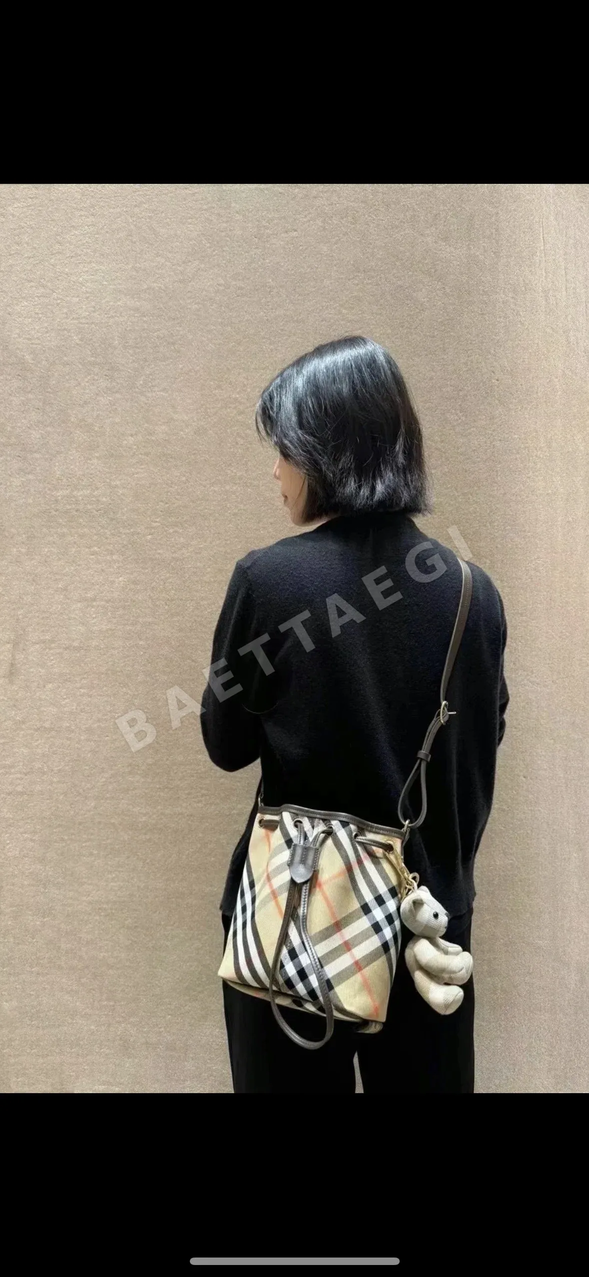 버버리 체크 패턴 버킷백 상세 이미지 8
