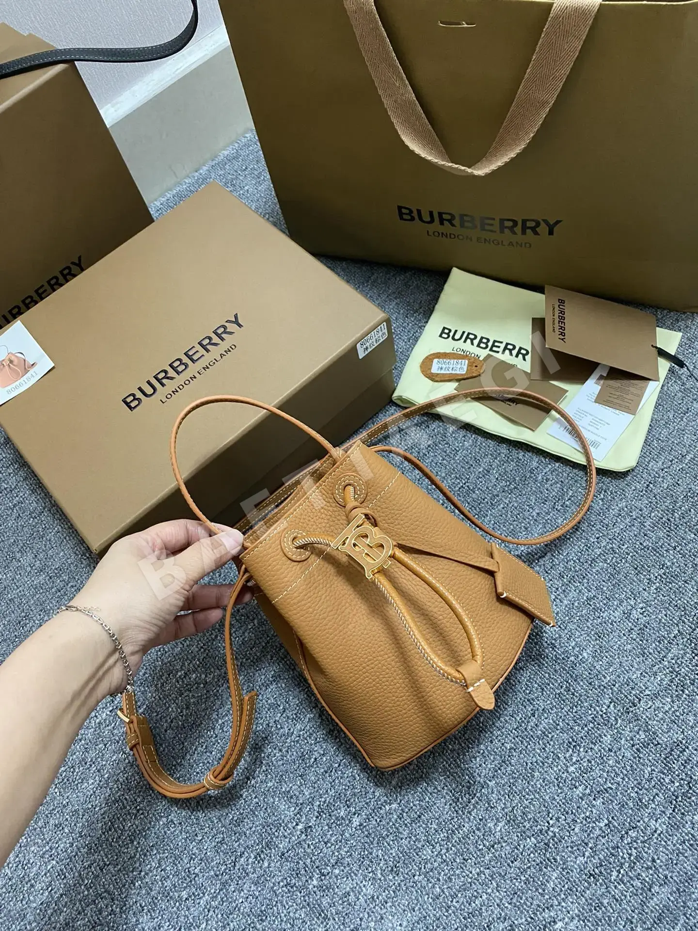 버버리 TB 시그니처 락 미니 버킷백 40603