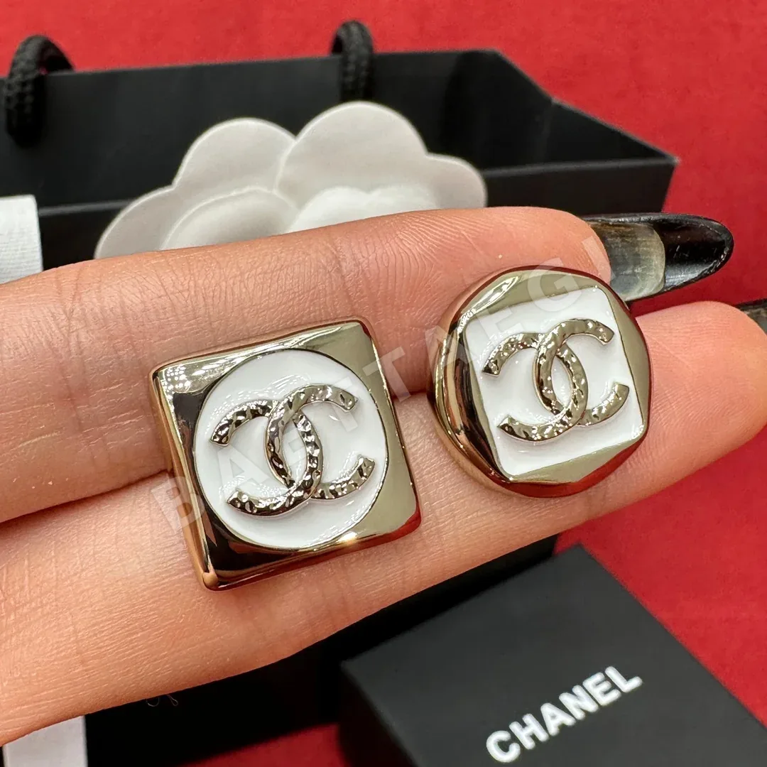 샤넬 더블 C 에나멜 스터드 귀걸이 178269