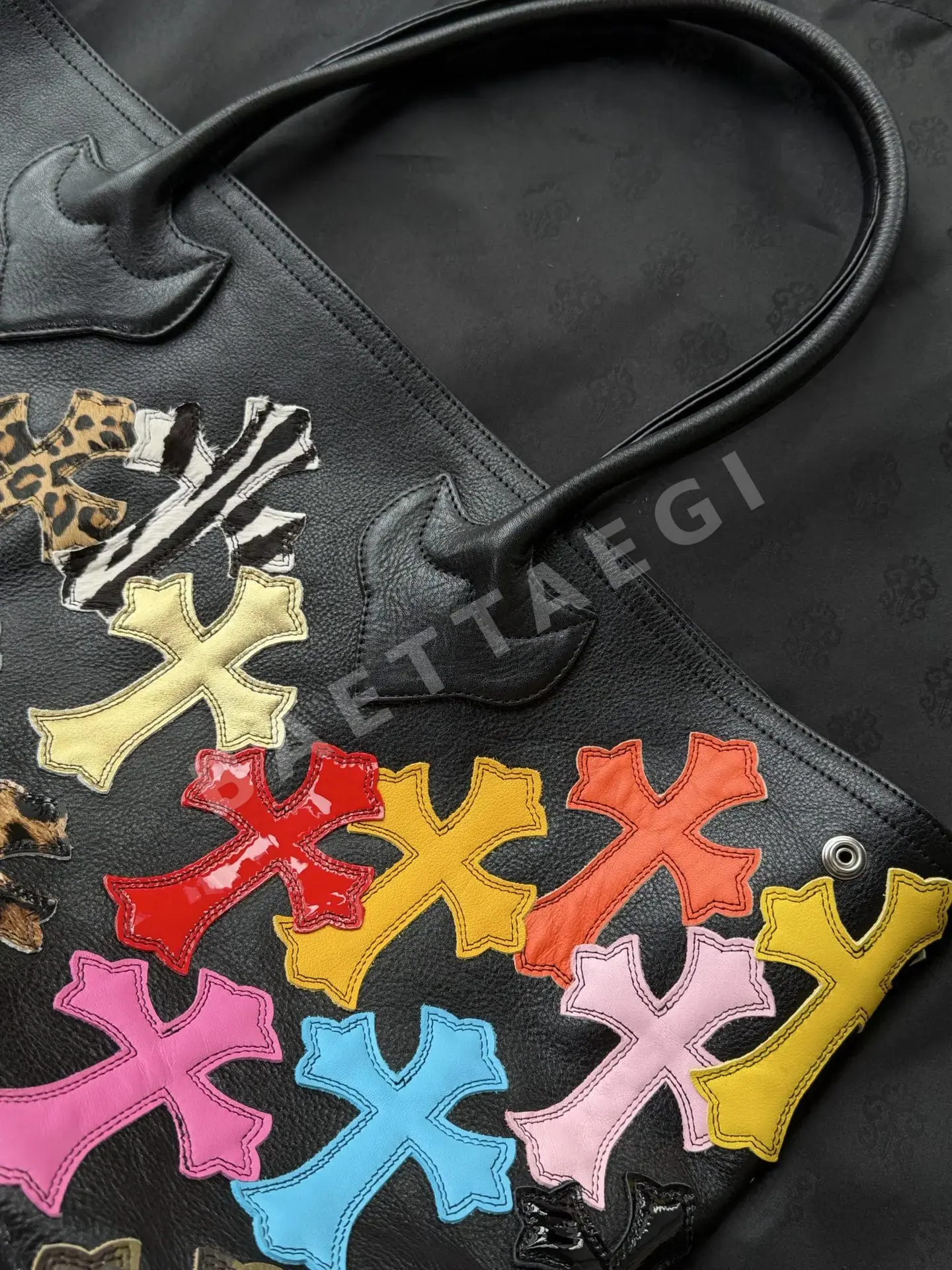 크롬하츠 네이비 멀티컬러 십자 무늬 토트백 상세 이미지 3
