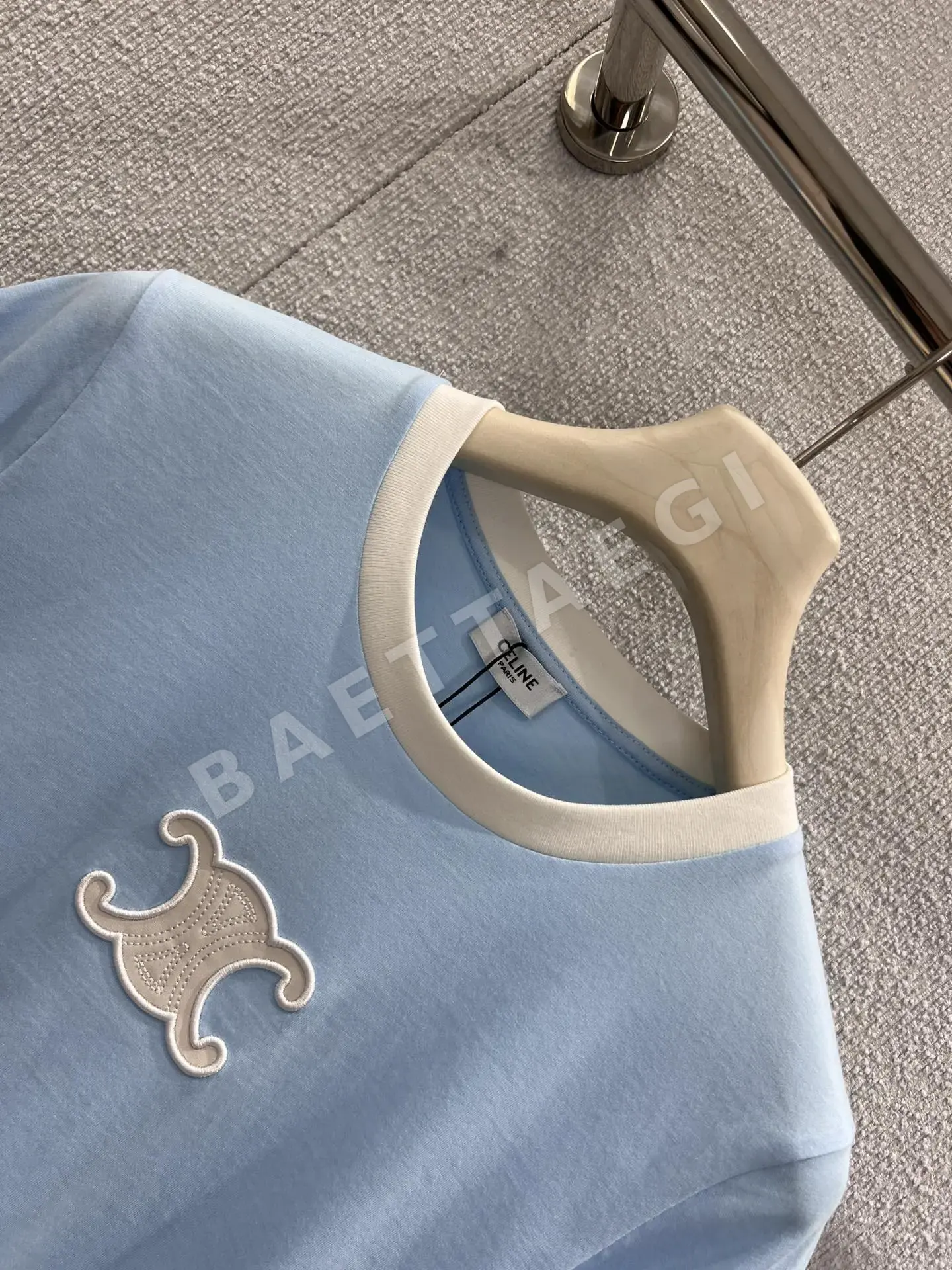 셀린느 개선문 가죽 라벨 자수 크롭 반팔 티셔츠 상세 이미지 3