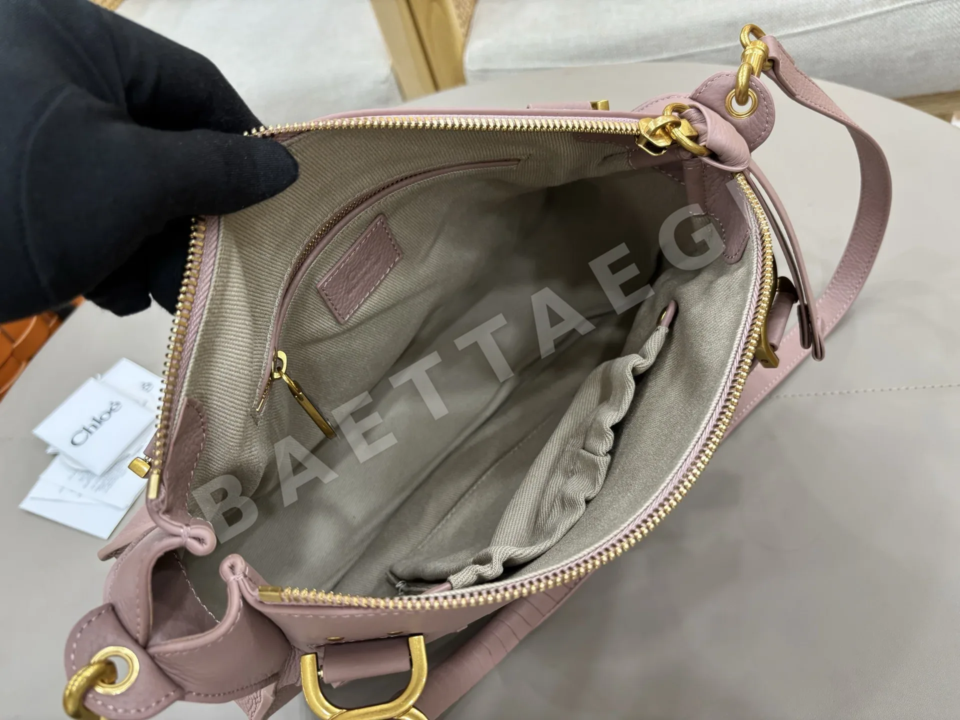 끌로에 소프트 그레인 송아지가죽 대형 숄더백 상세 이미지 8