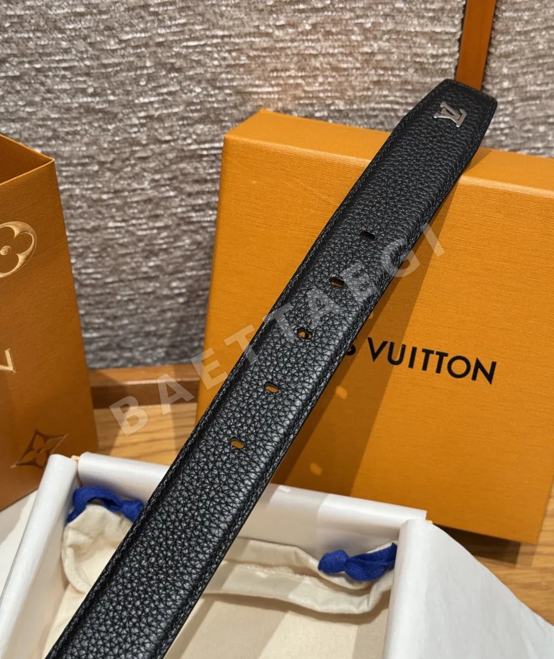 루이비통 LV 로고 엠보싱 남성 가죽 벨트 35MM 상세 이미지 7