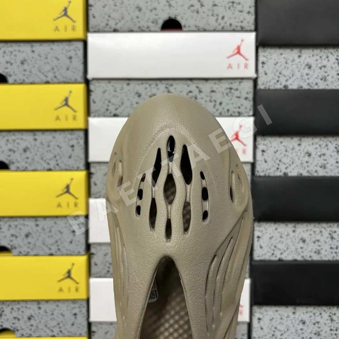 아디다스 [LW] 이지 폼 RNNR GX4472 200636 Adidas Yeezy Foam RNNR Stone Sage 상세 이미지 3