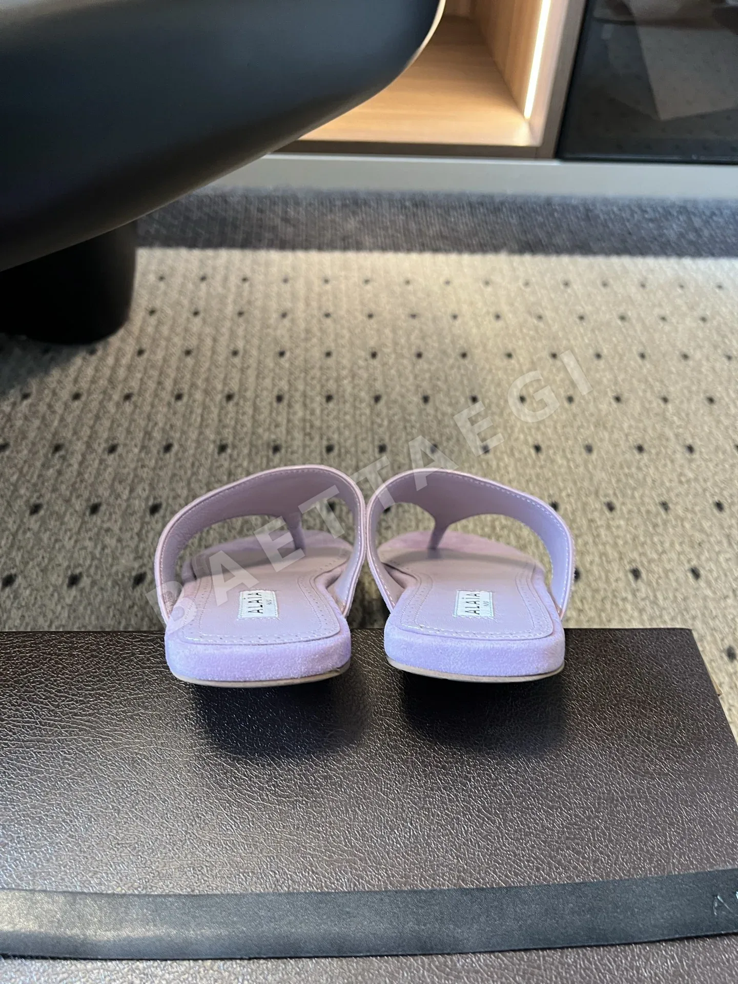 알라이아 스웨이드 메시 플랫 샌들 상세 이미지 9