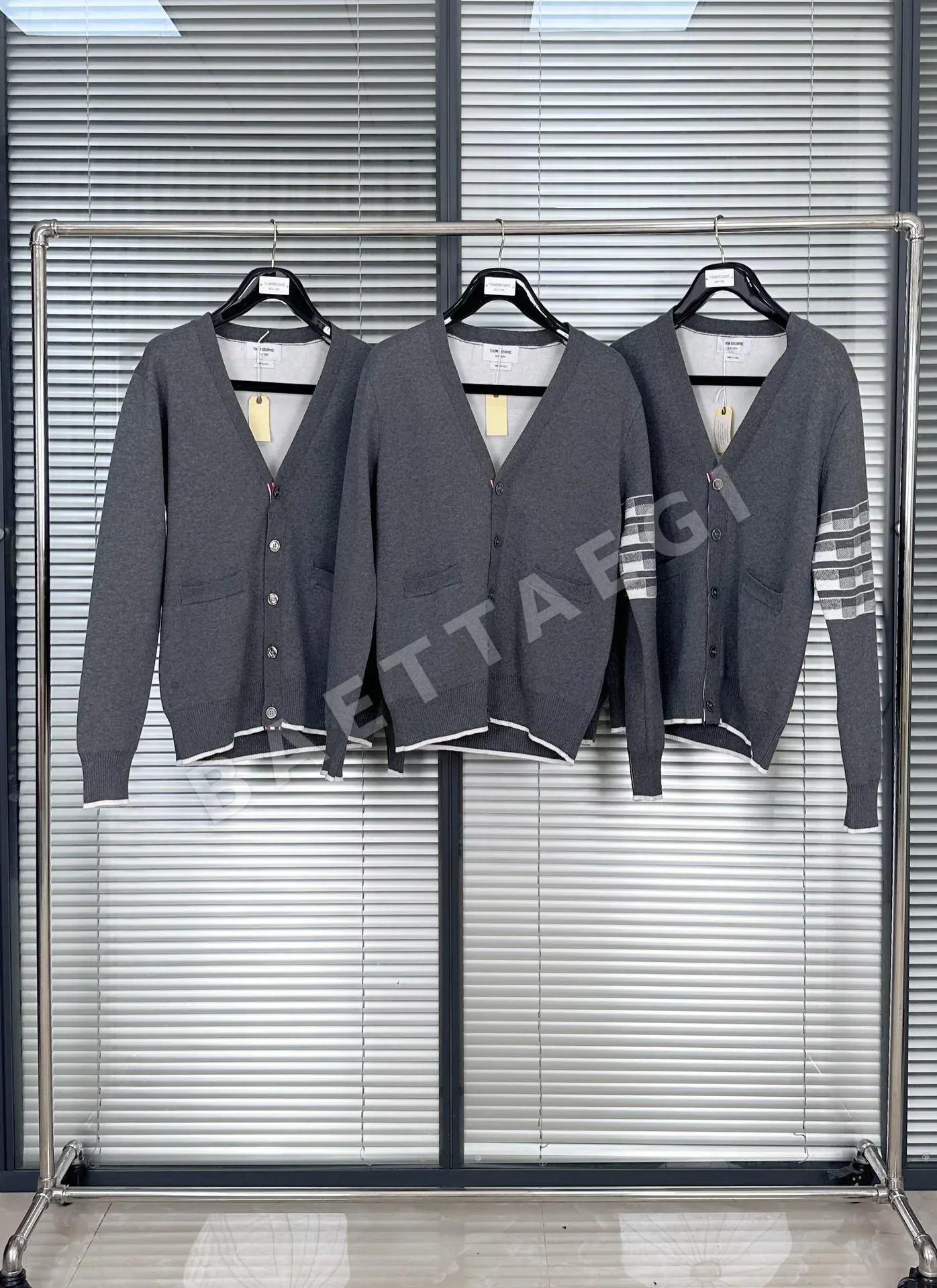 톰브라운 체크 크루넥 가디건 159478