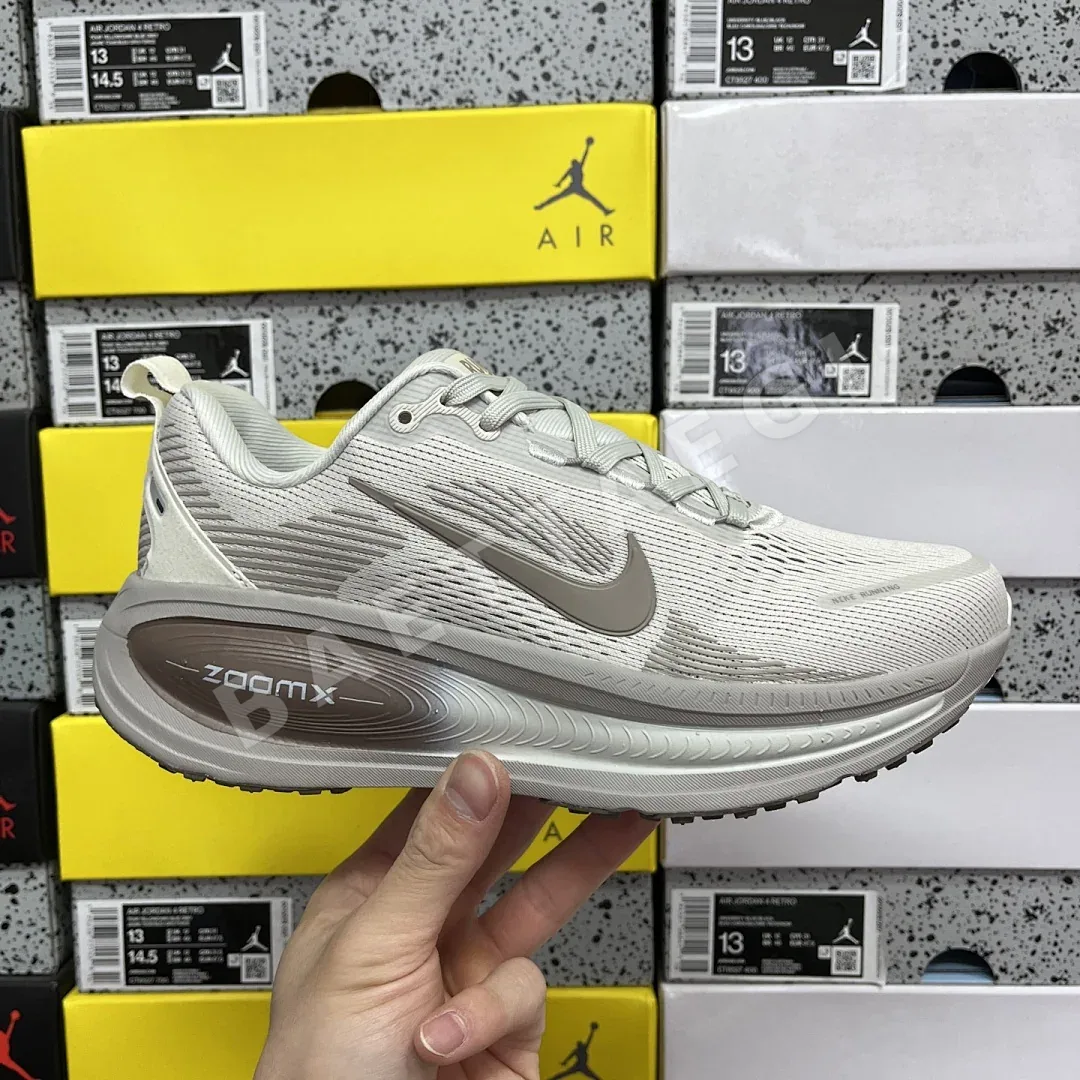 나이키 줌 보메로 18 HM6804-003 201107 Nike Zoom Vomero 18