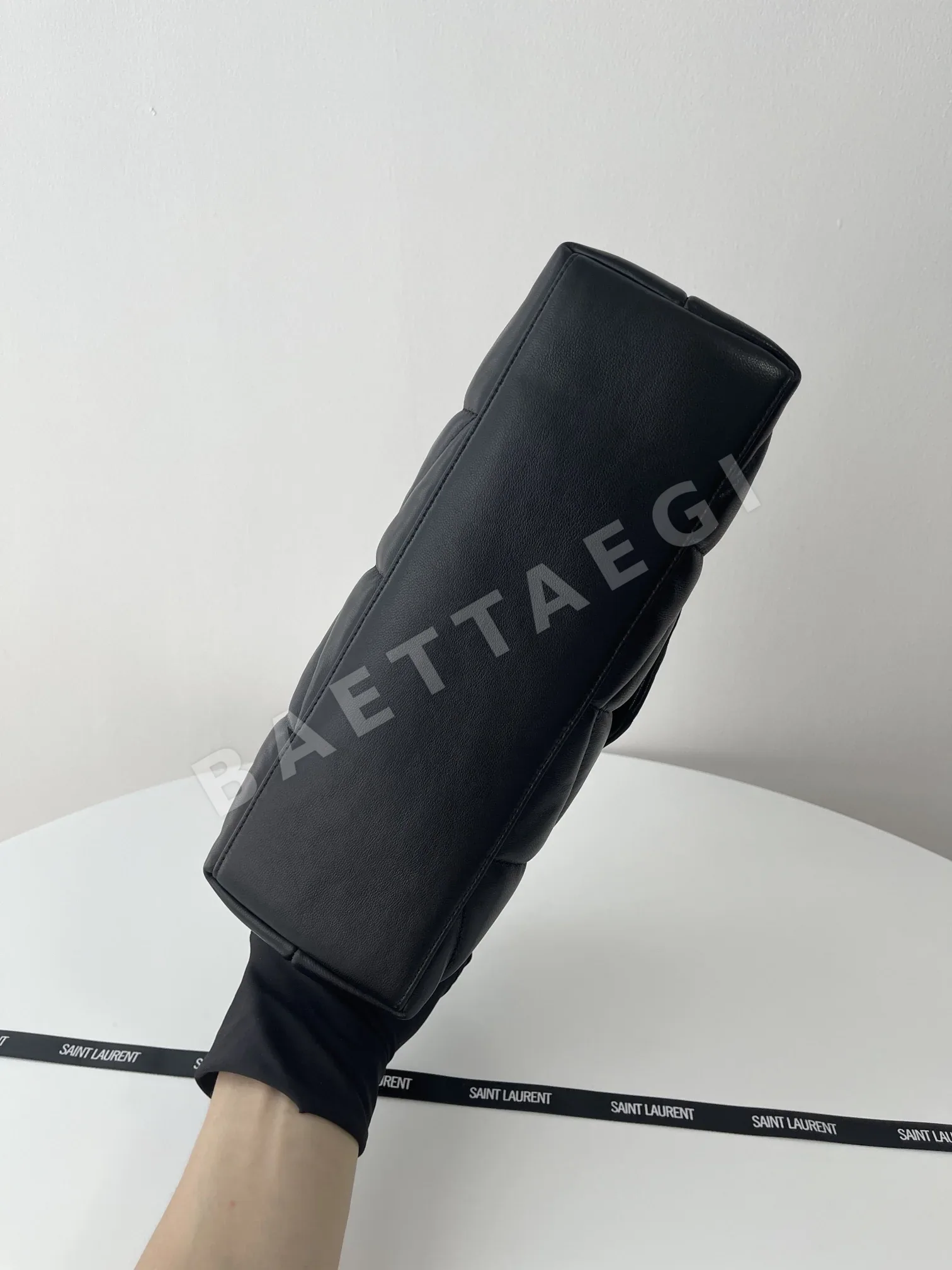 생로랑 루루 퍼퍼 퀼팅 램스킨 숄더백 상세 이미지 3