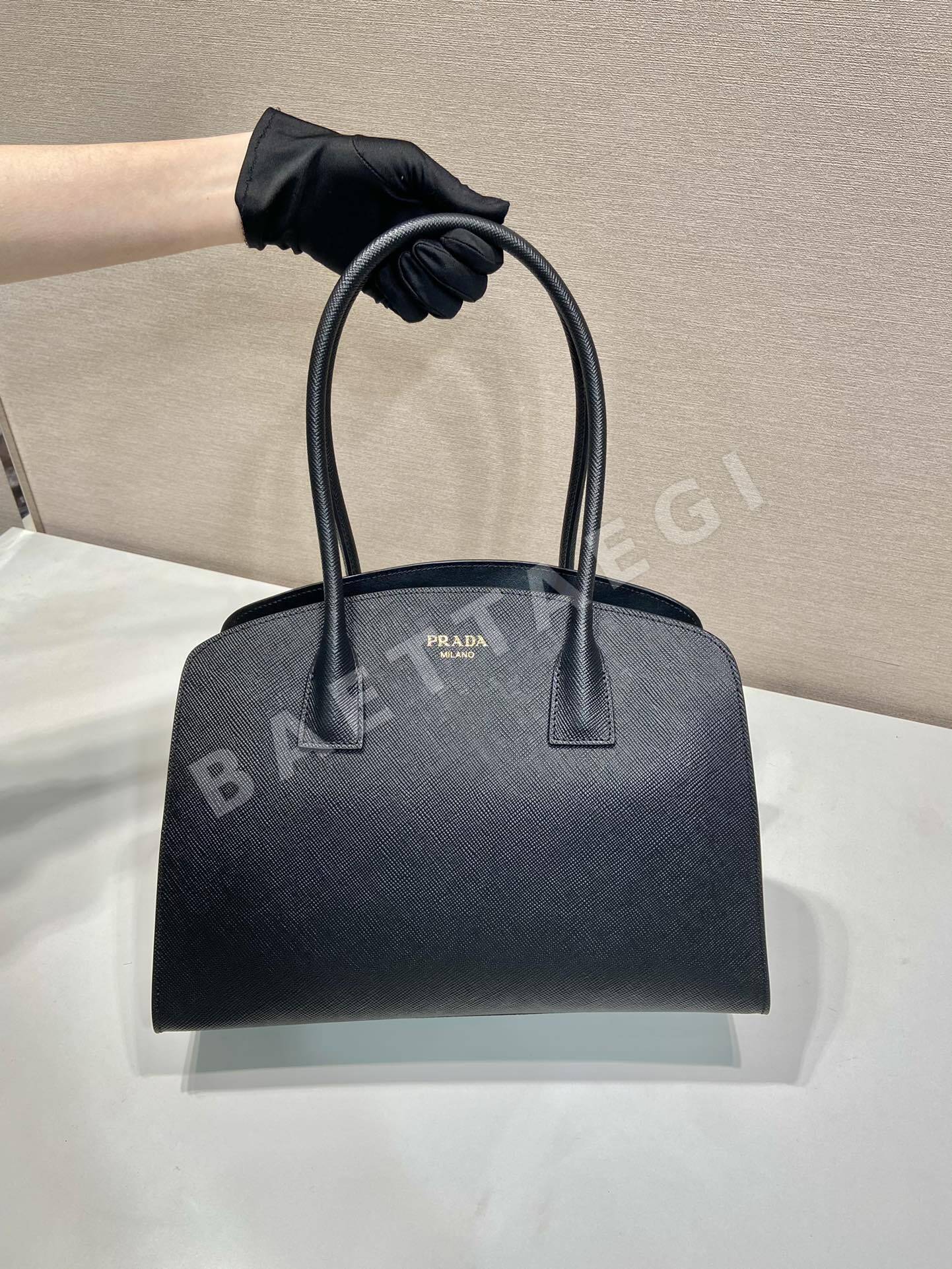 프라다 크로스그레인 가죽 토트백 1BG520 상세 이미지 2